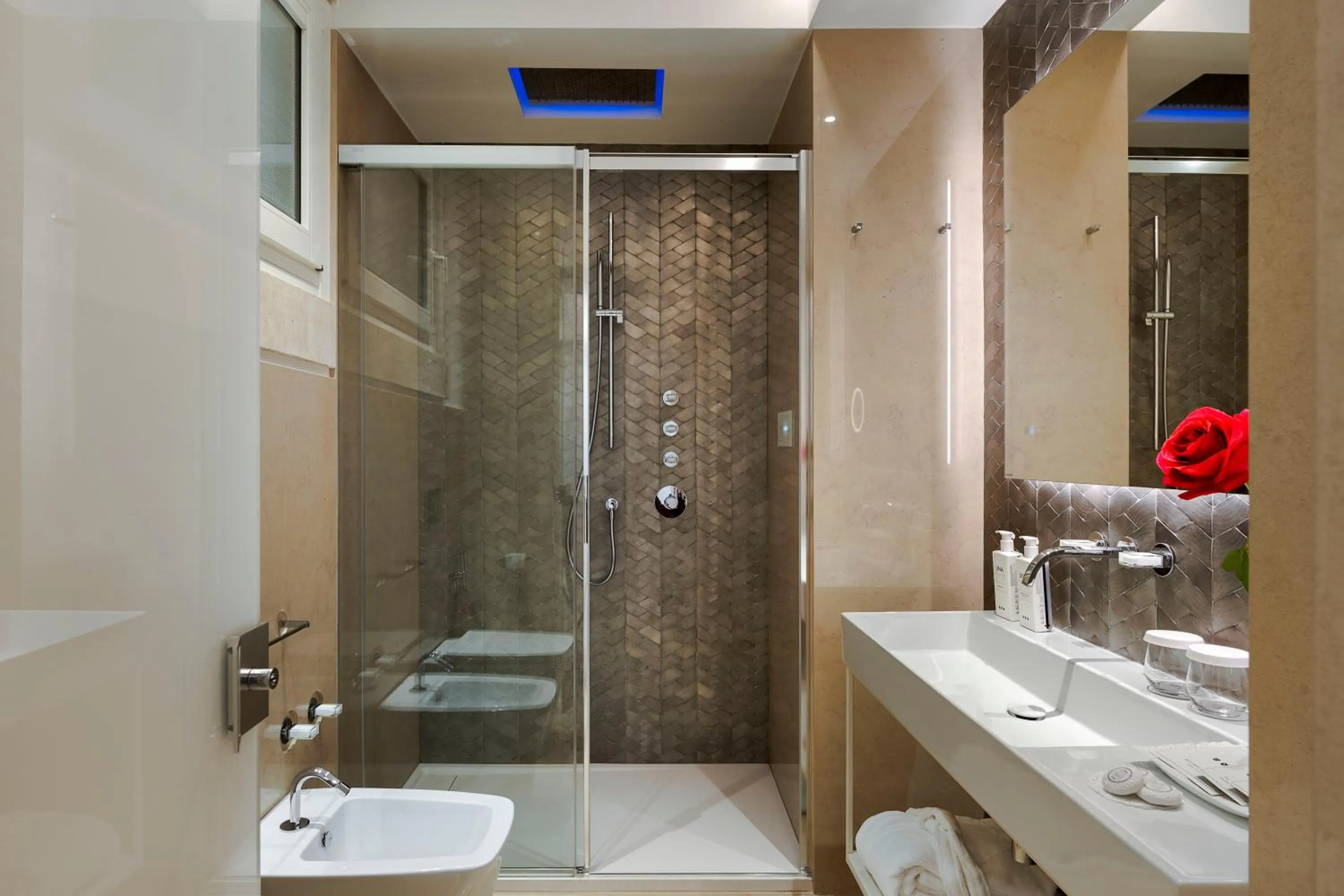 Shower in Maniace Boutique Hotel Ortigia - UNA Esperienze