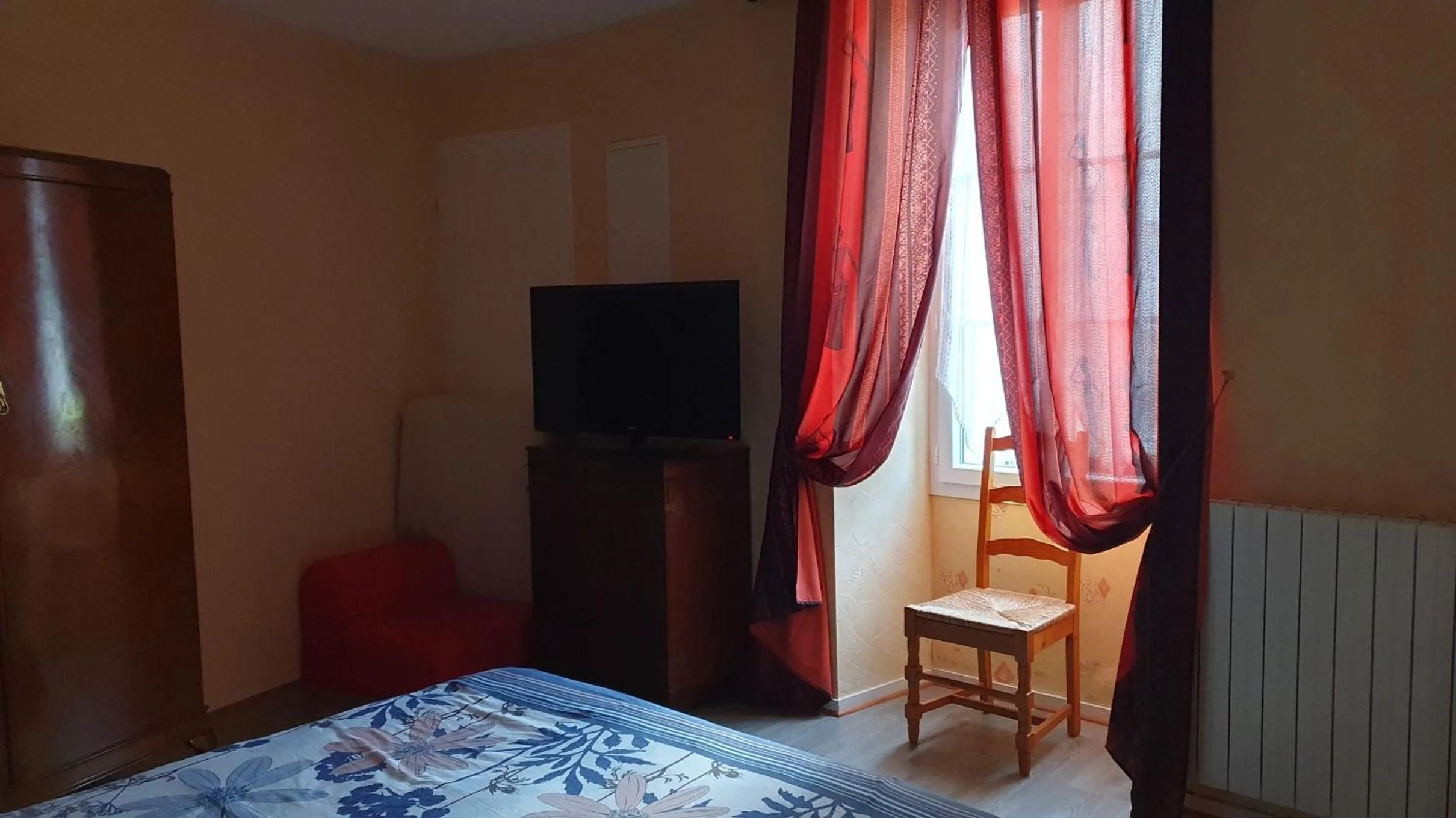 Property building, Bed in Chambres d'hôtes -- Le Clos de Gémozac