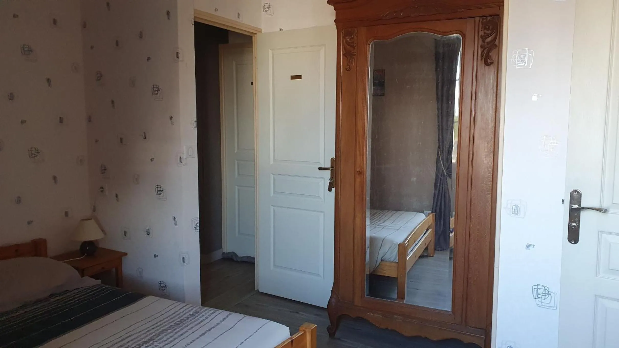 Property building, Bed in Chambres d'hôtes -- Le Clos de Gémozac