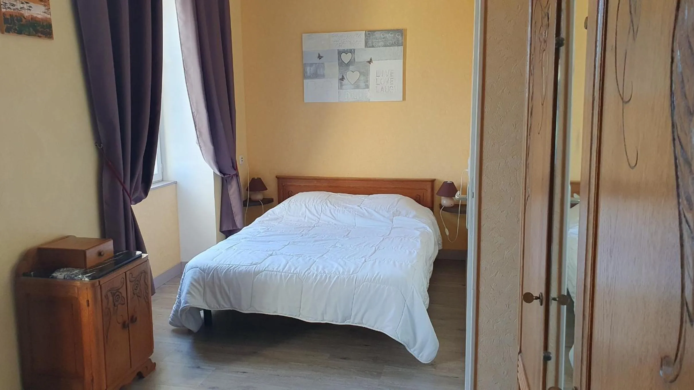 Property building, Bed in Chambres d'hôtes -- Le Clos de Gémozac