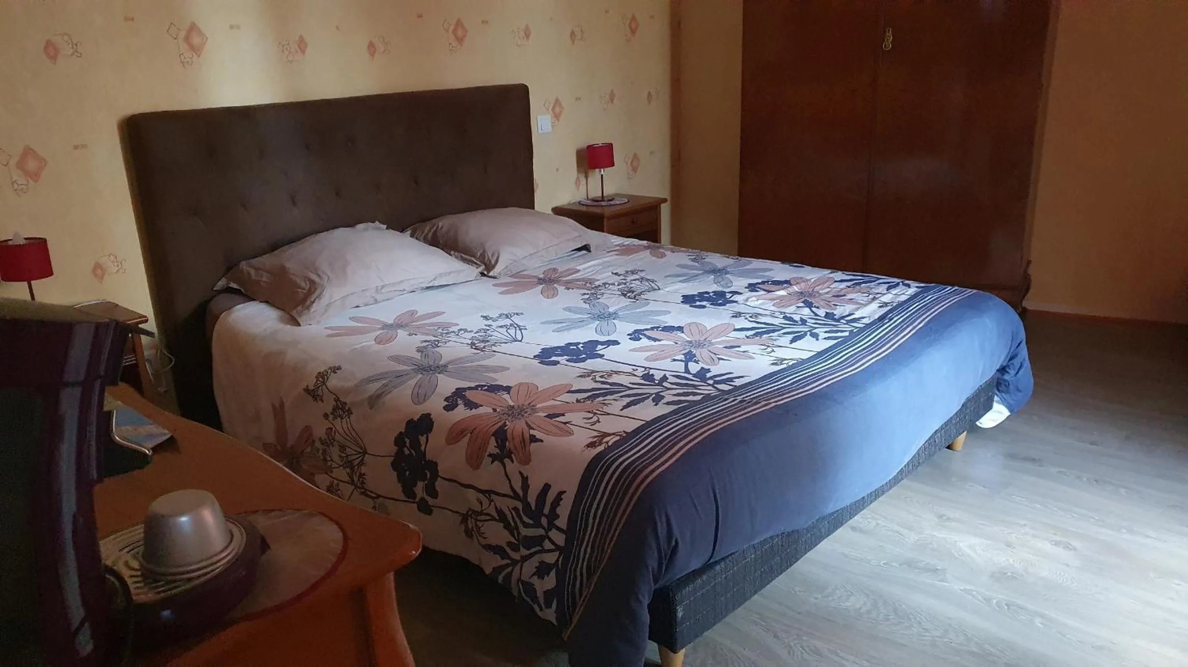 Property building, Bed in Chambres d'hôtes -- Le Clos de Gémozac