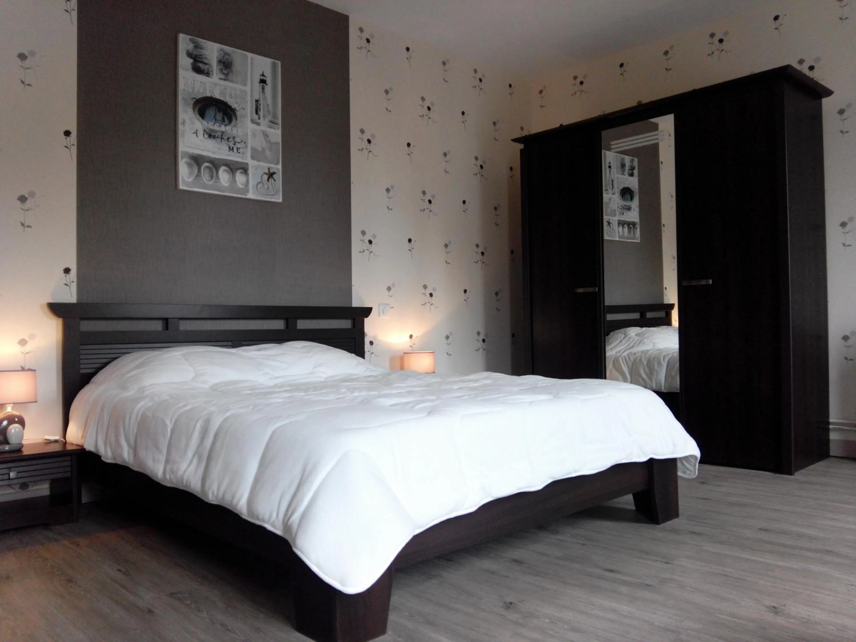 Photo of the whole room, Bed in Chambres d'hôtes -- Le Clos de Gémozac