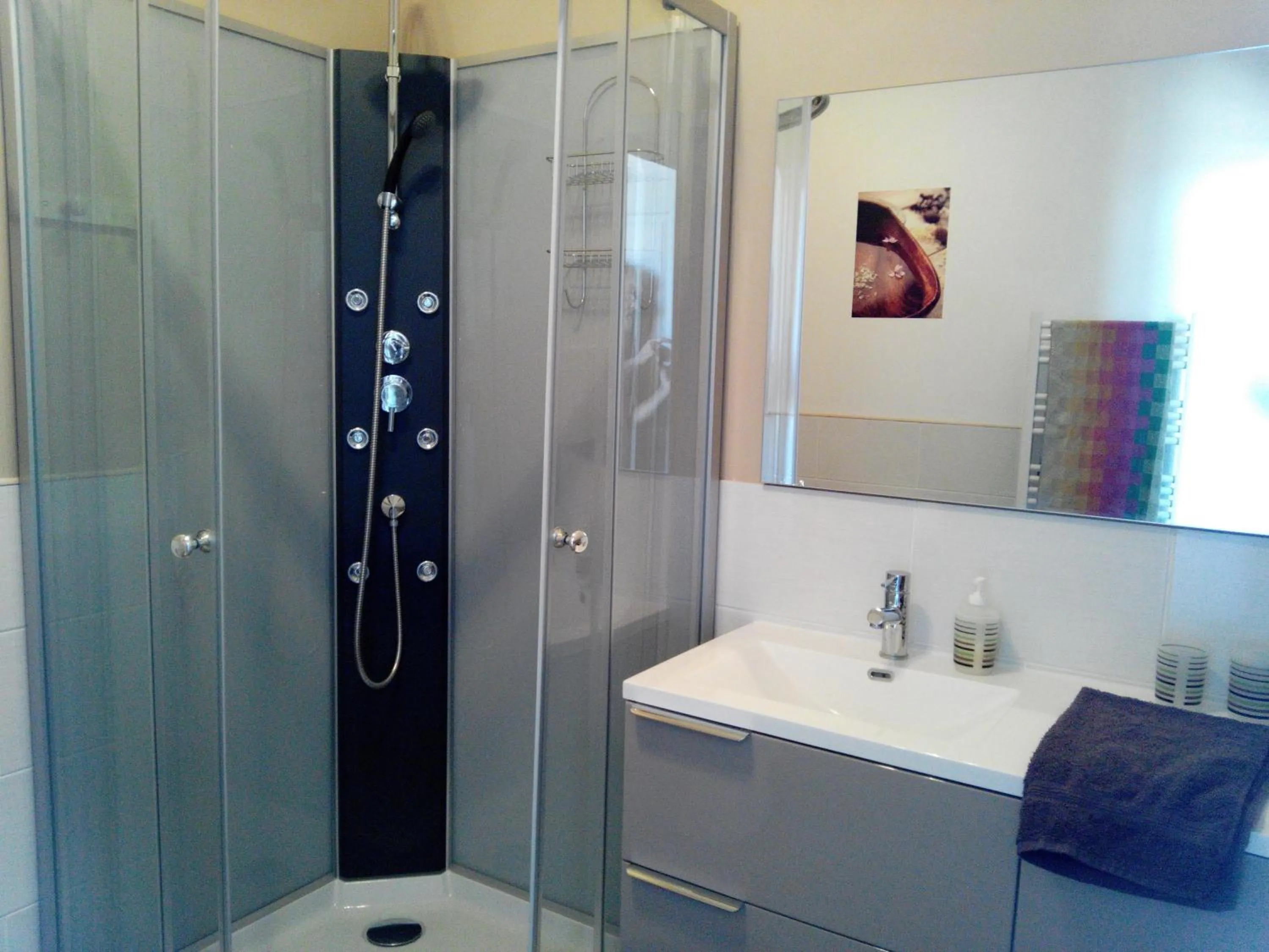 Shower in Chambres d'hôtes -- Le Clos de Gémozac