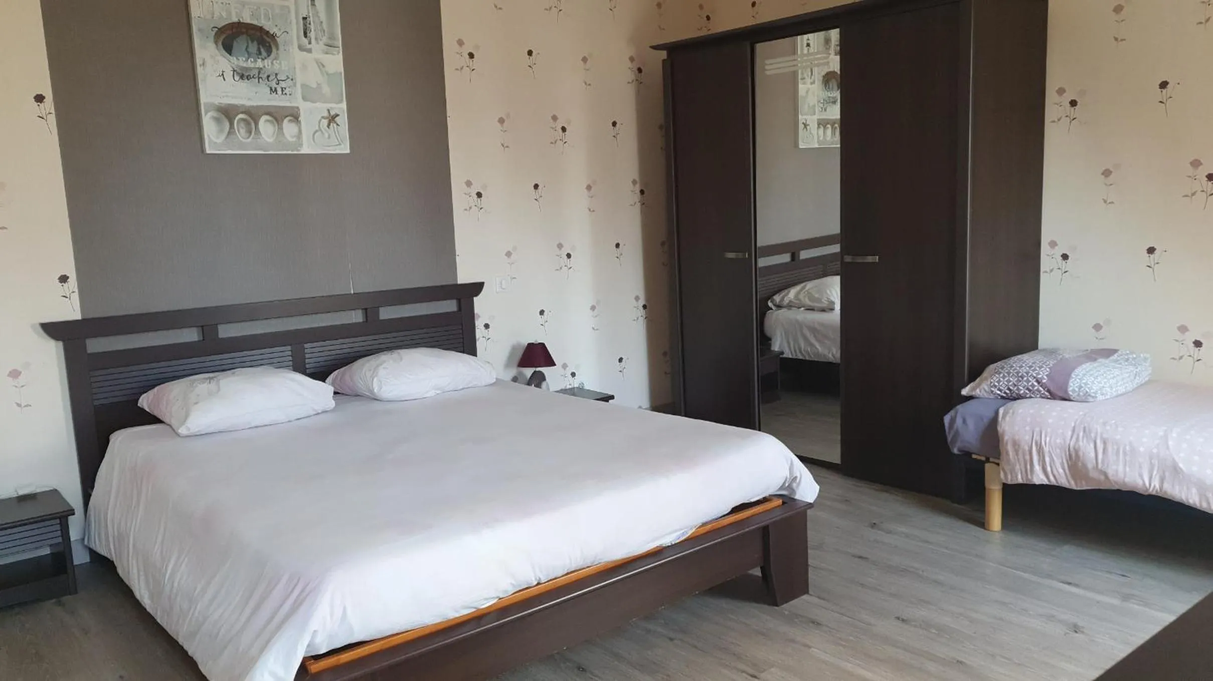 Property building, Bed in Chambres d'hôtes -- Le Clos de Gémozac