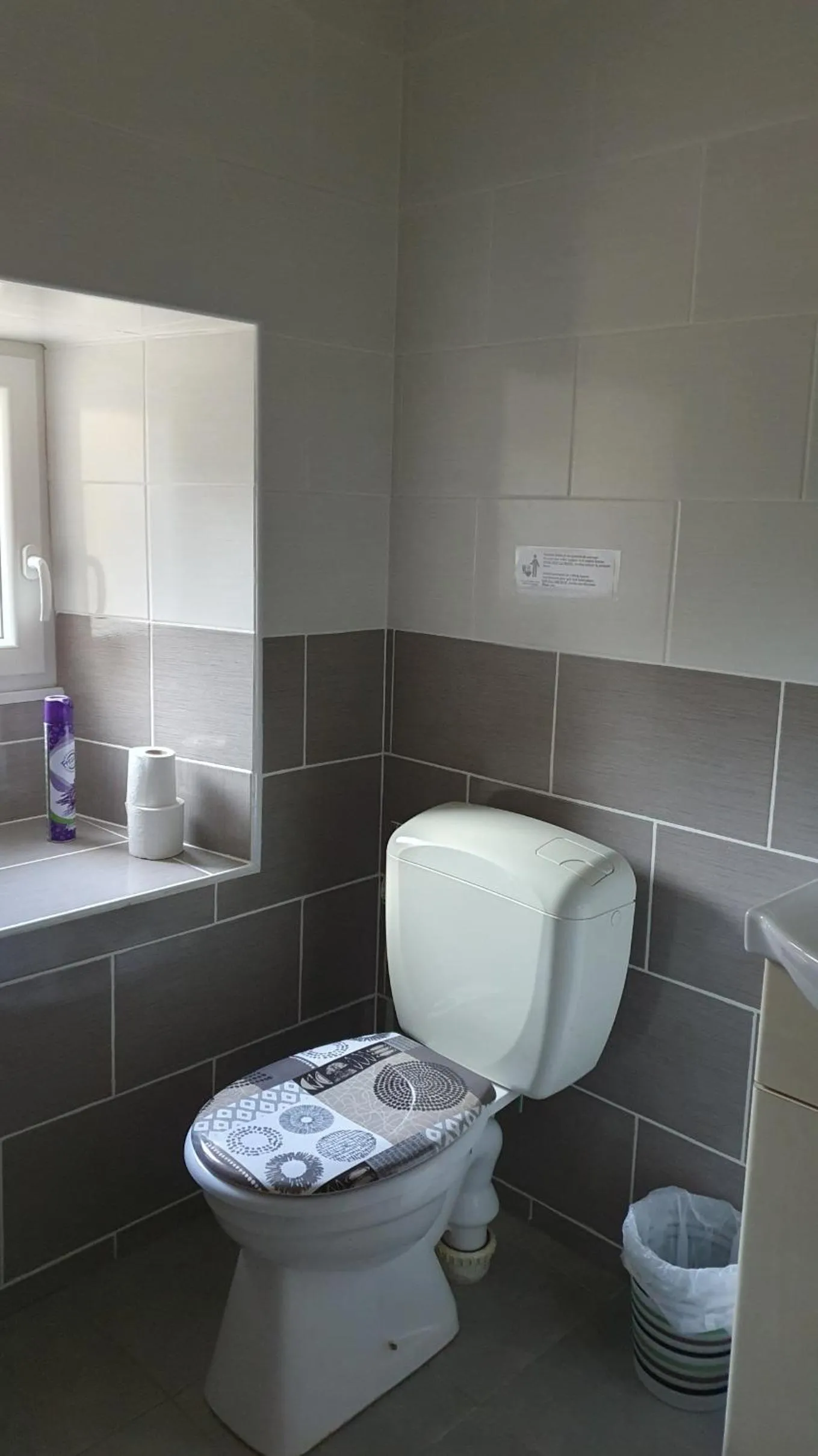 Toilet in Chambres d'hôtes -- Le Clos de Gémozac
