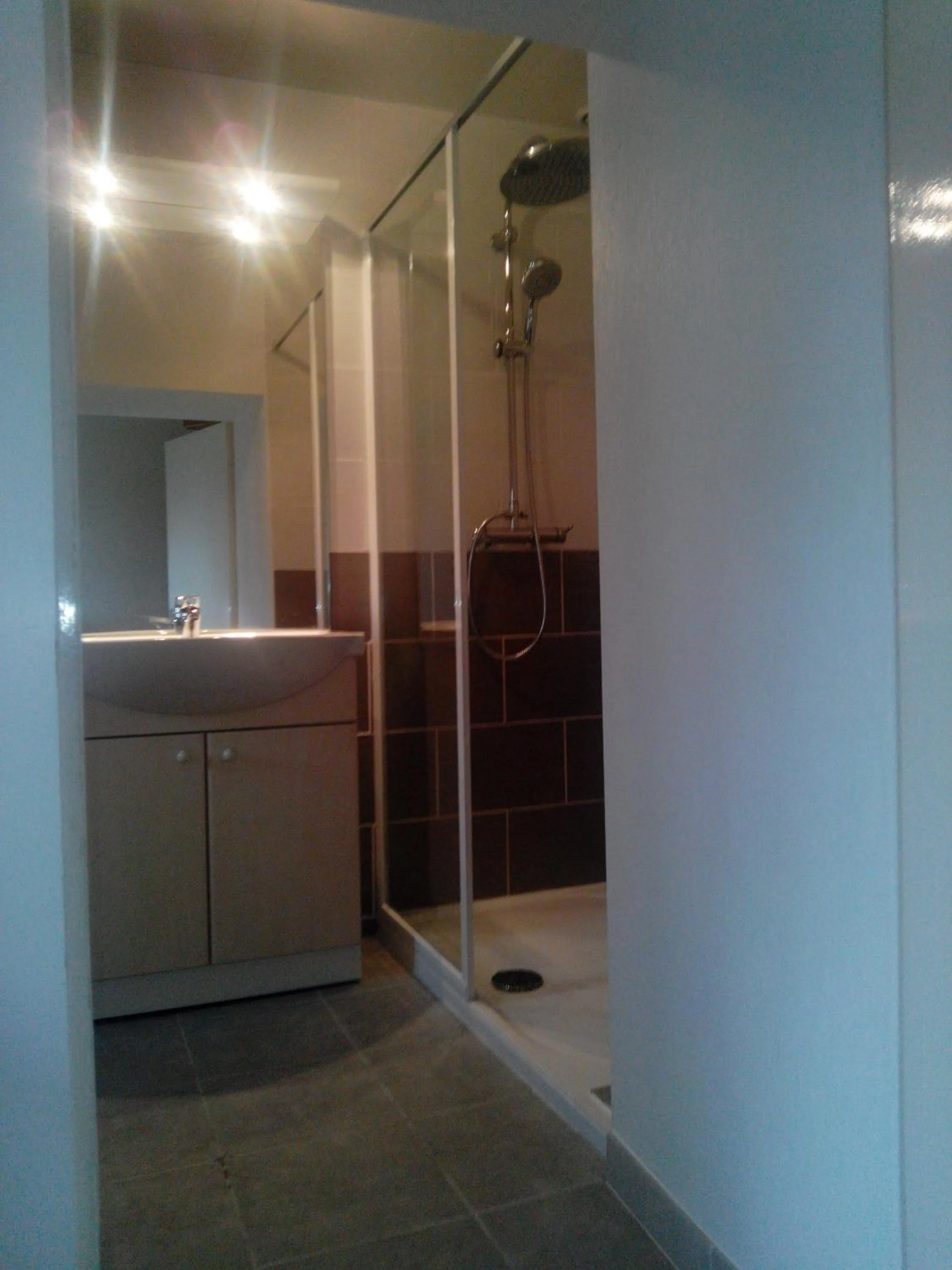 Shower in Chambres d'hôtes -- Le Clos de Gémozac