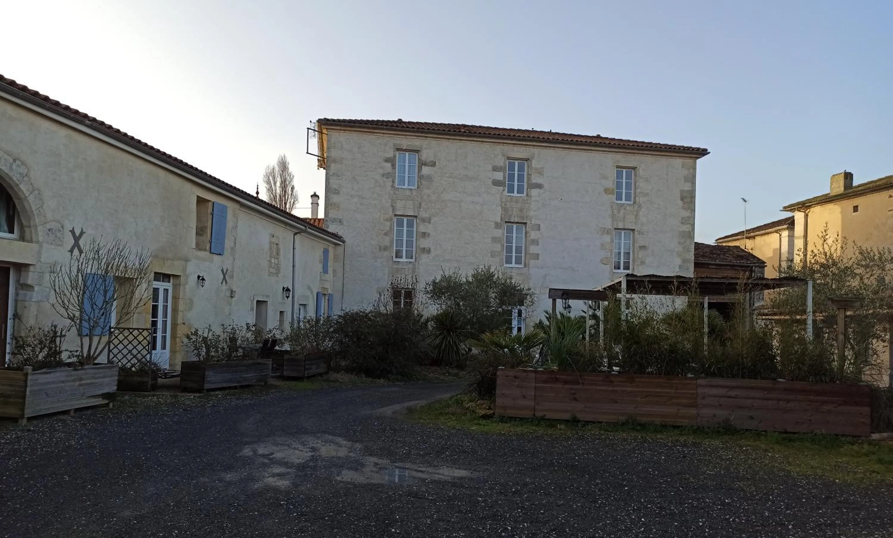 Property building in Chambres d'hôtes -- Le Clos de Gémozac