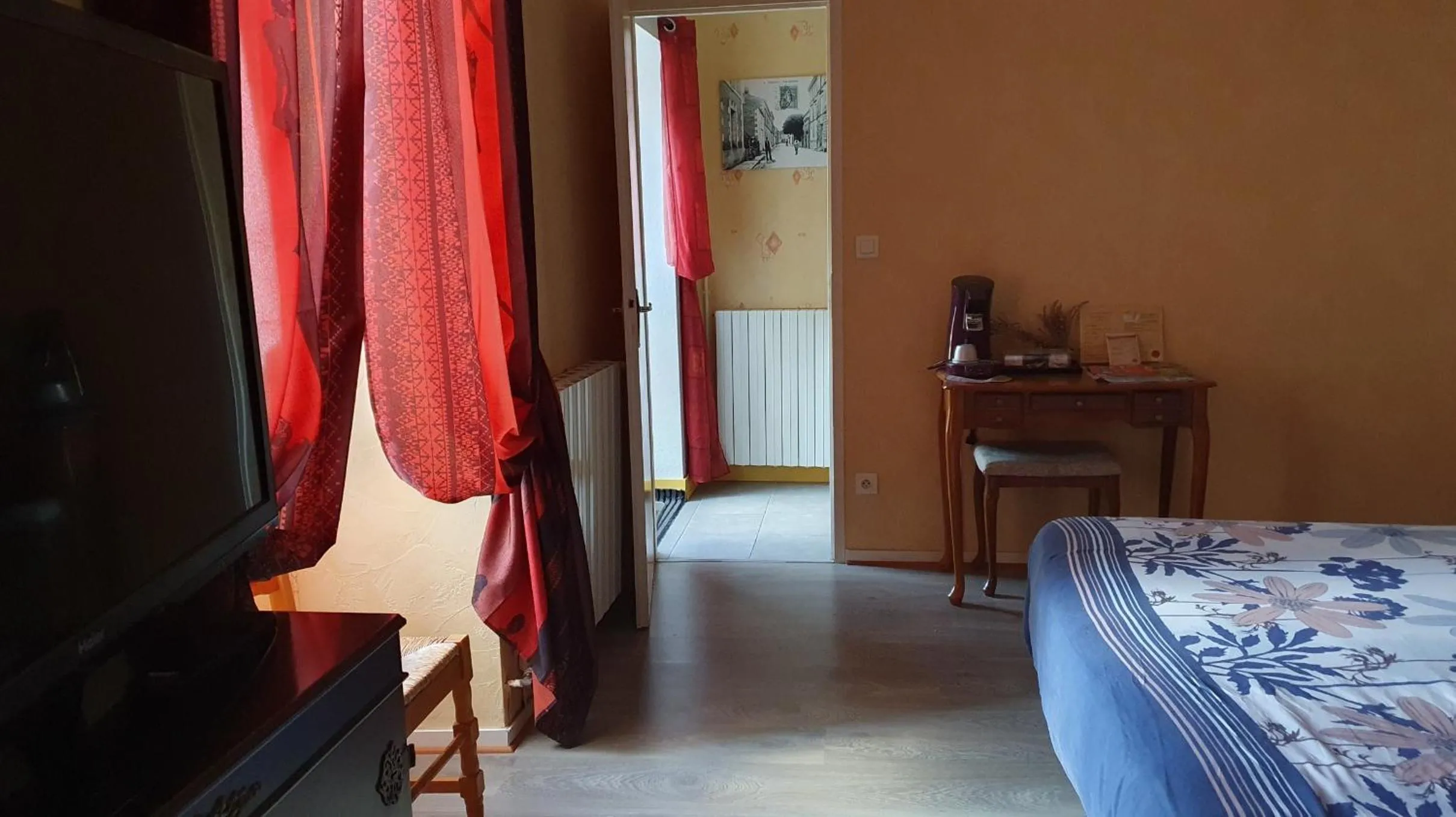 Property building, Bed in Chambres d'hôtes -- Le Clos de Gémozac