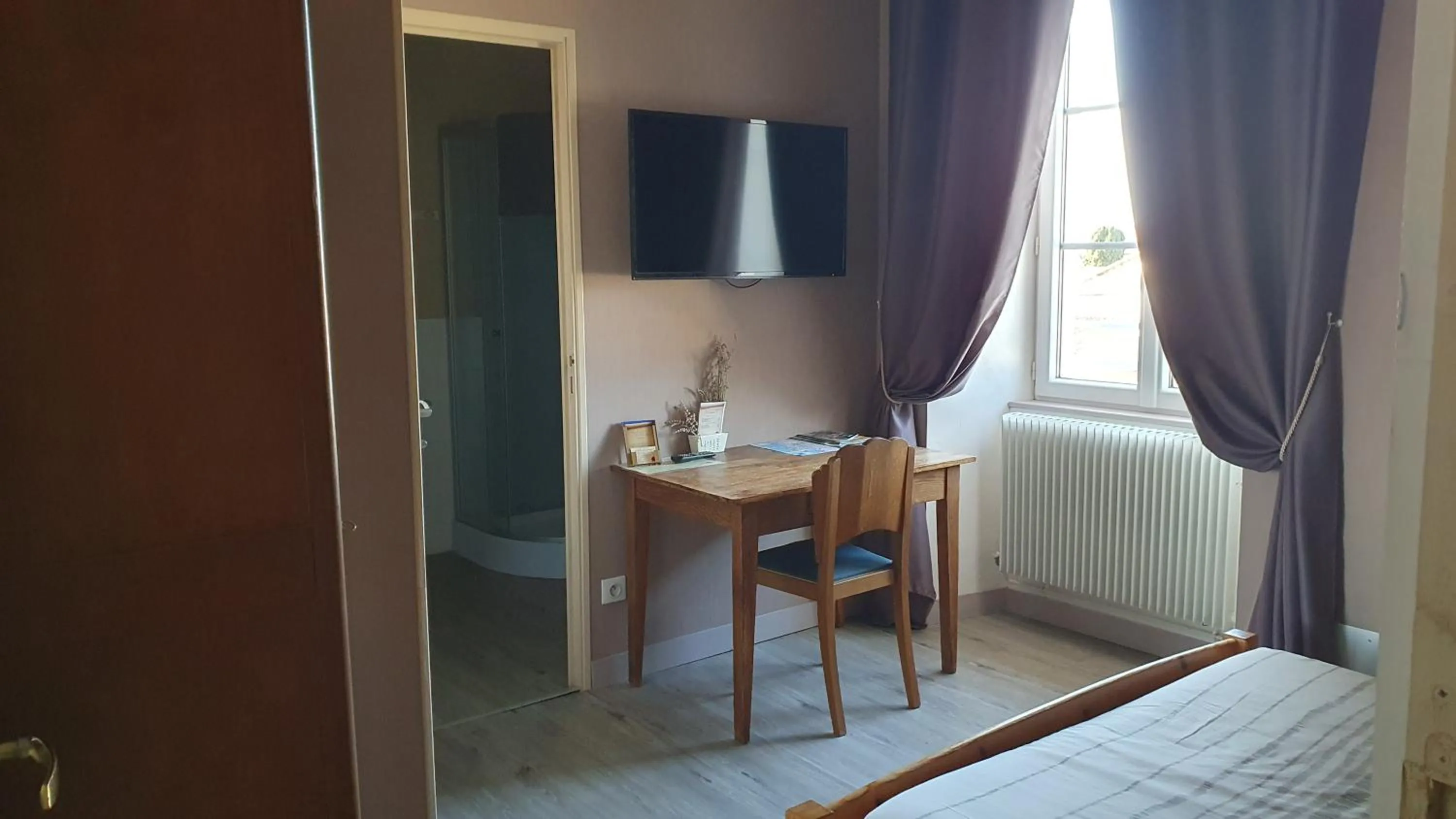 Property building, Bed in Chambres d'hôtes -- Le Clos de Gémozac