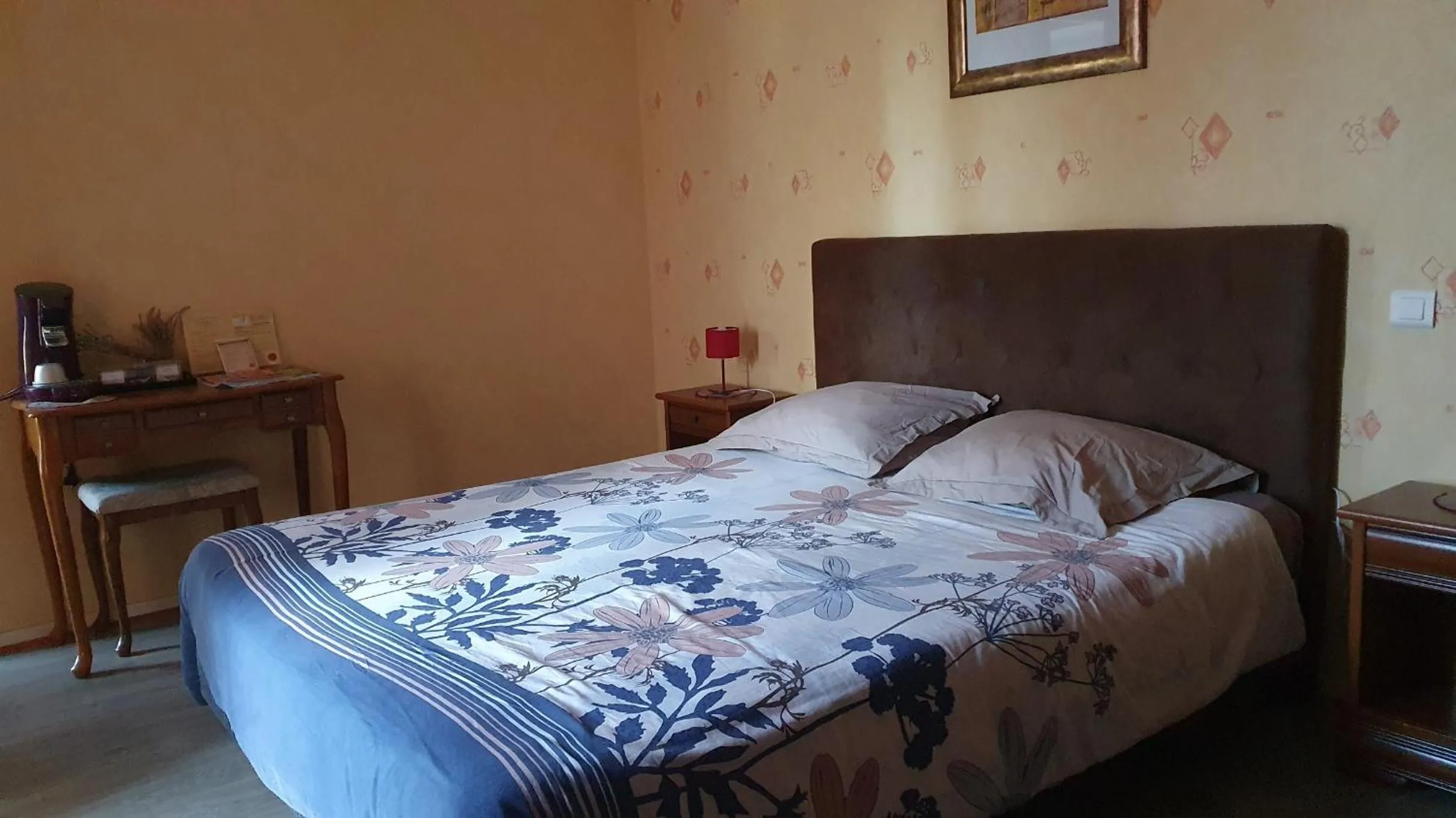 Property building, Bed in Chambres d'hôtes -- Le Clos de Gémozac