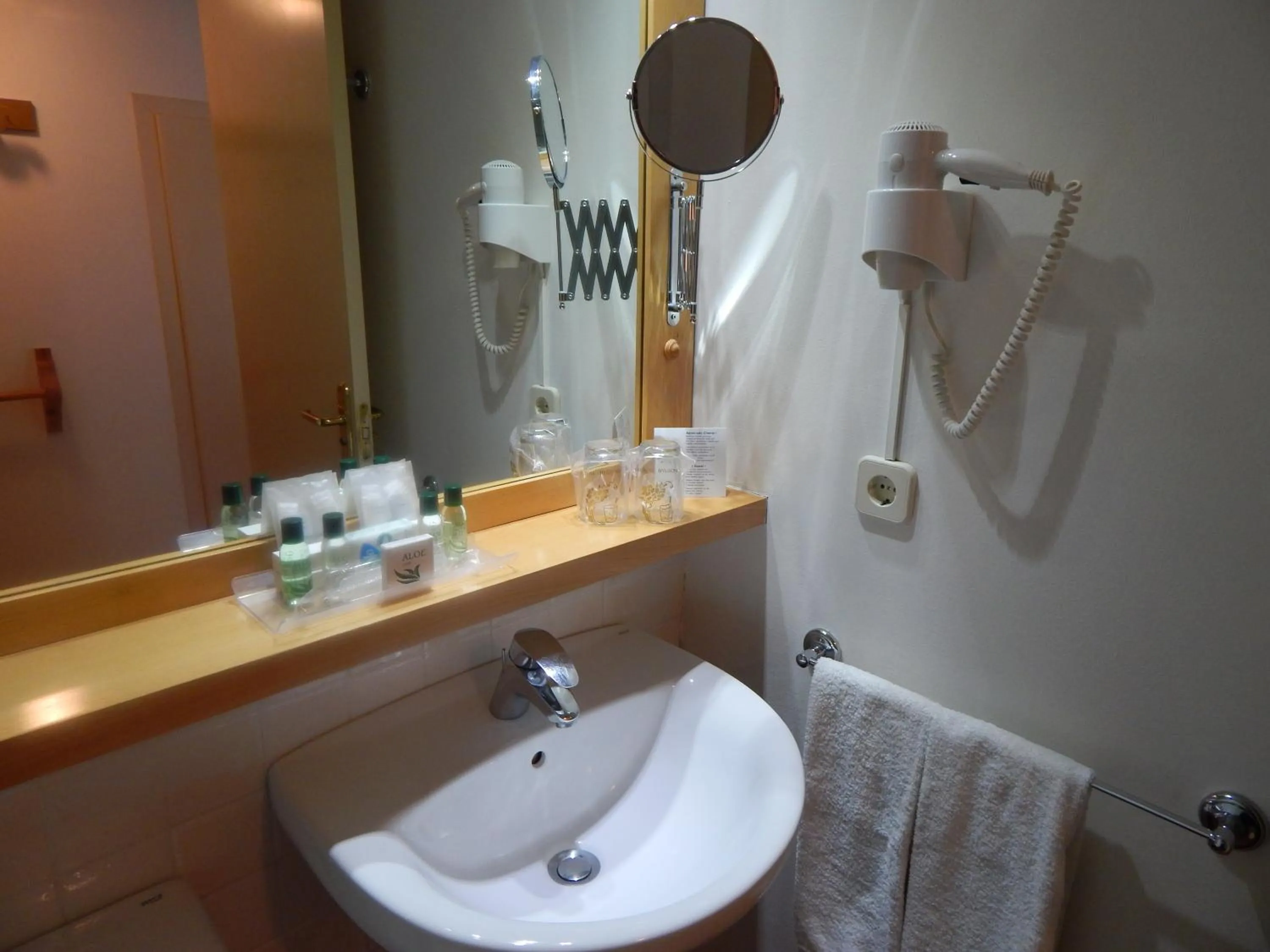 Bathroom in Hotel de La Font Peralada