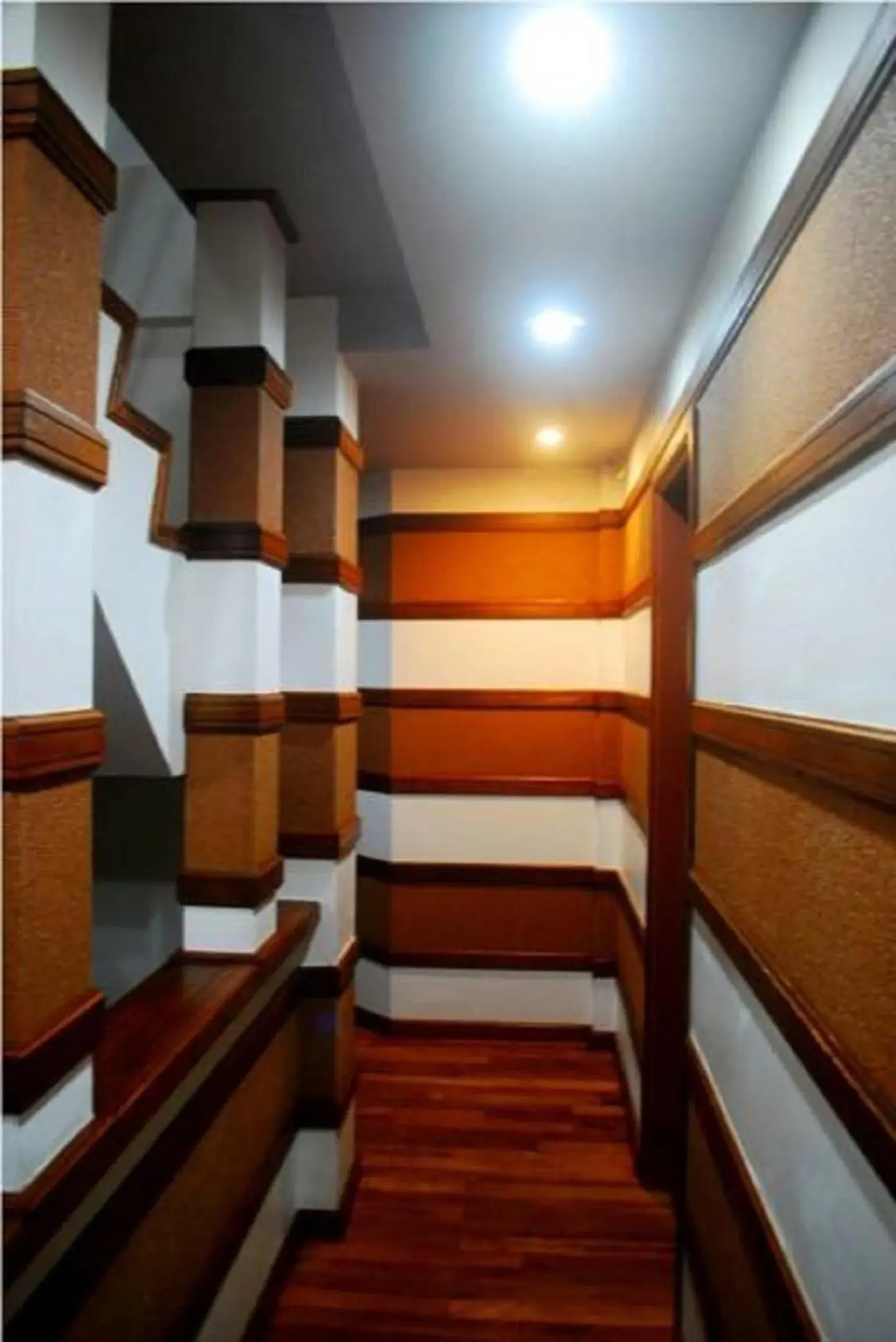 Decorative detail in Ripple Beach Inn Decorative detail in Ripple Beach Inn