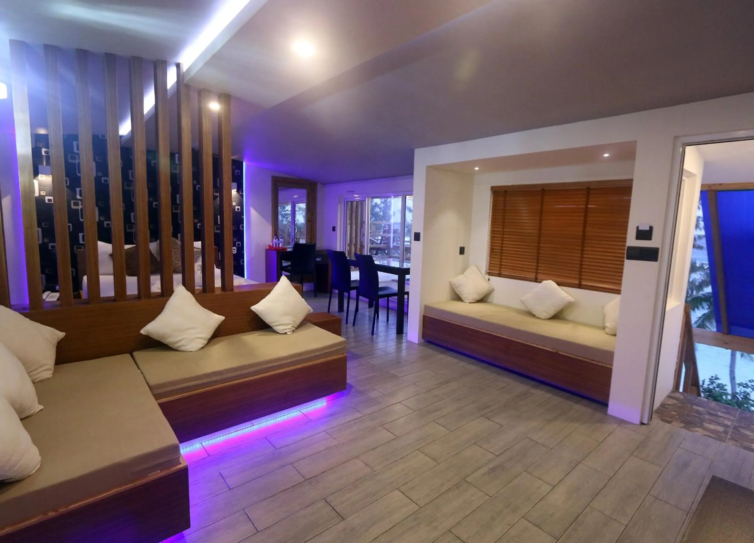 Seating area, Bed in Ripple Beach Inn