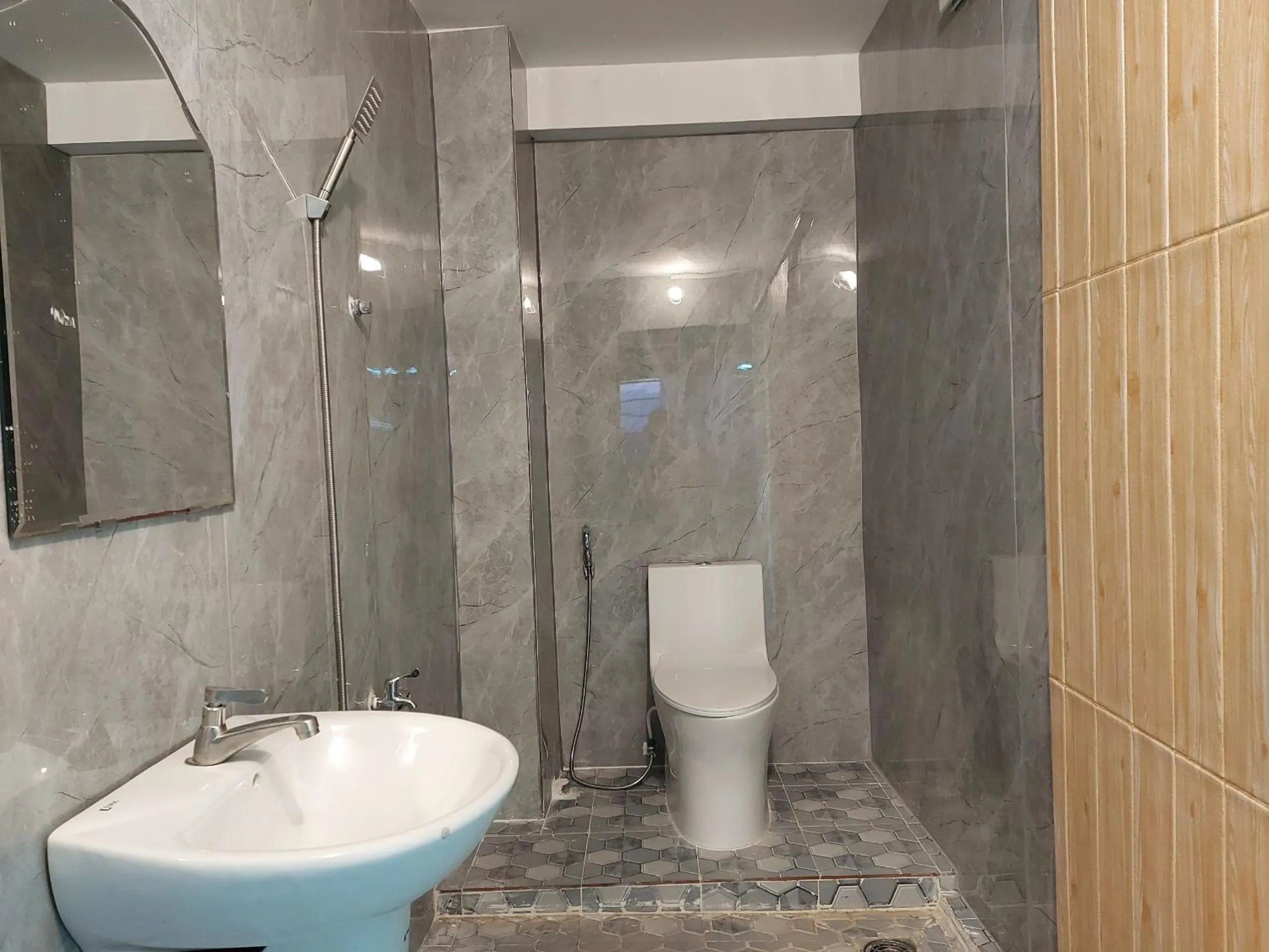 Shower in Hao Tin Hotel Ben Thanh - City Central