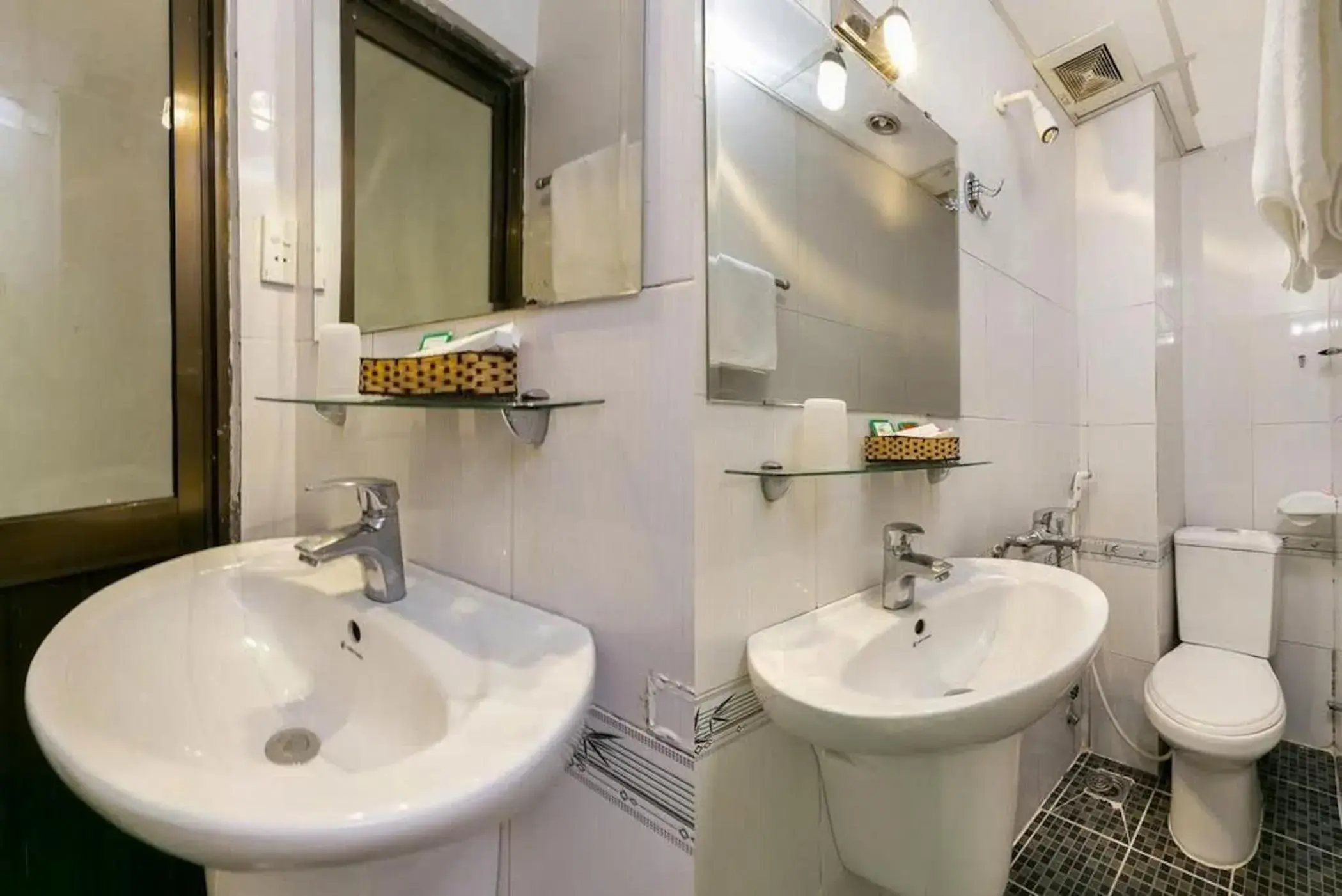 Toilet in Hao Tin Hotel Ben Thanh - City Central Toilet in Hao Tin Hotel Ben Thanh - City Central