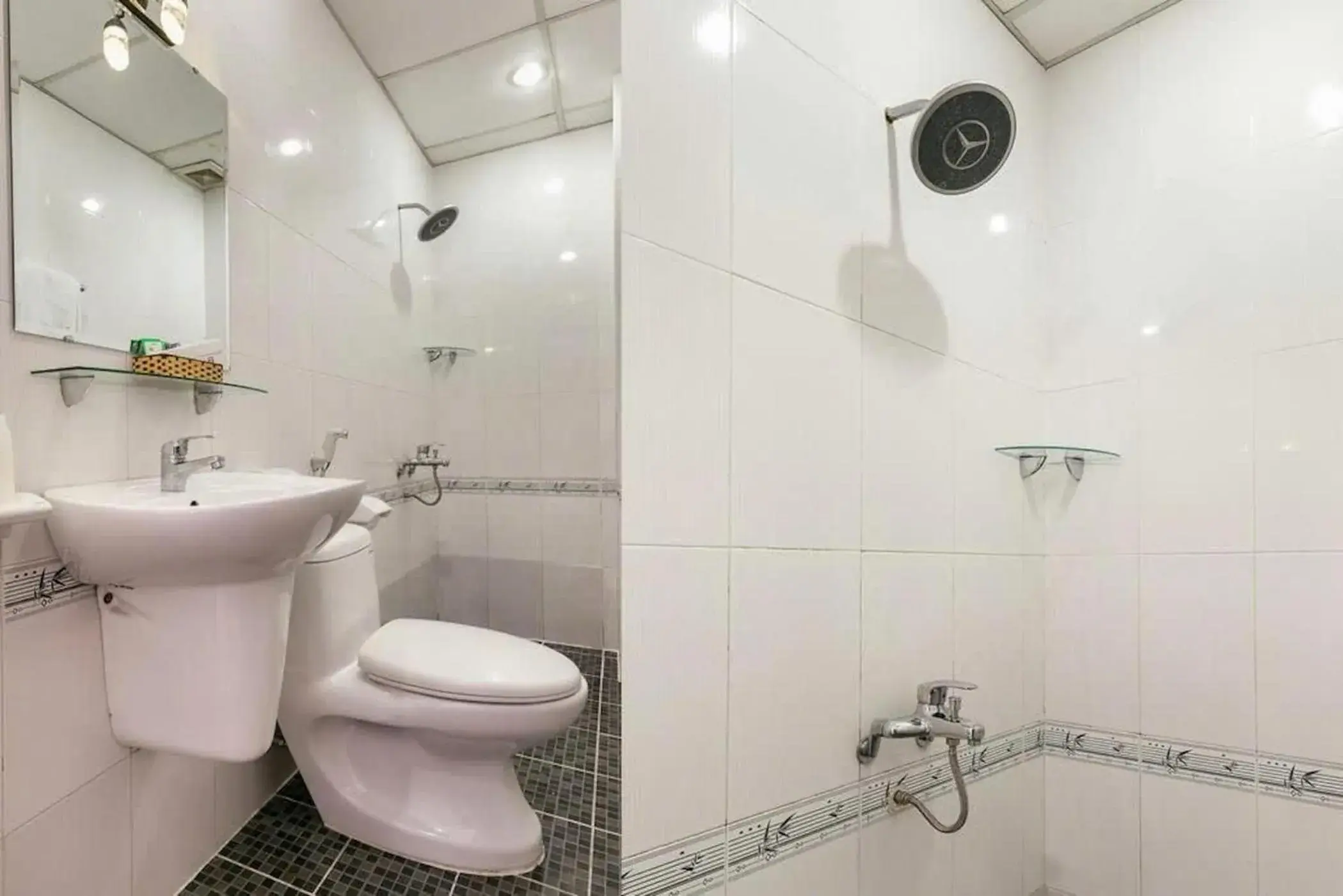 Shower in Hao Tin Hotel Ben Thanh - City Central Shower in Hao Tin Hotel Ben Thanh - City Central