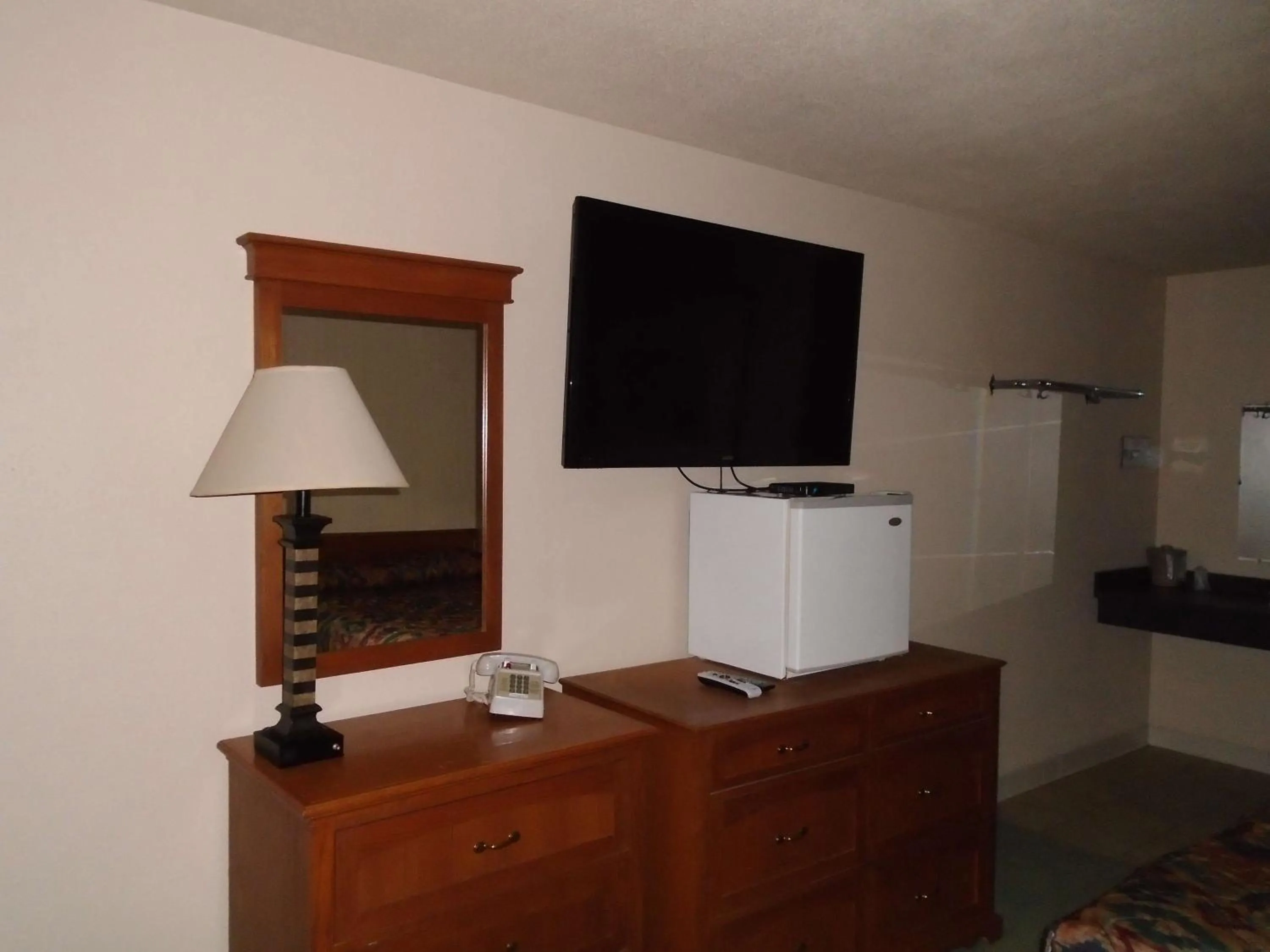 Photo of the whole room, TV/Entertainment Center in Arrowhead Inn New Salem