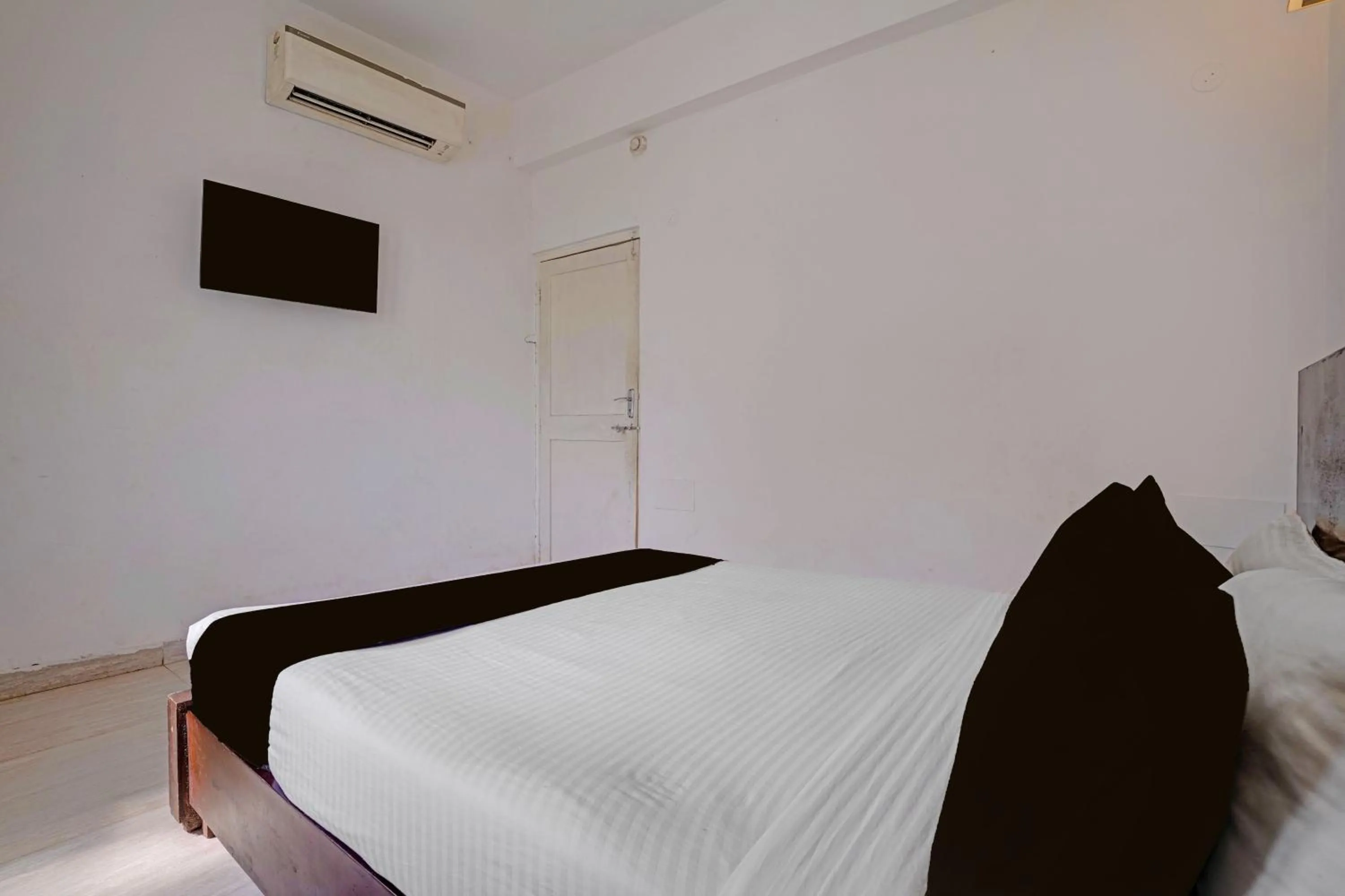 Bedroom, Bed in Townhouse Calangute - Baga Circle Formerly Park Avenue