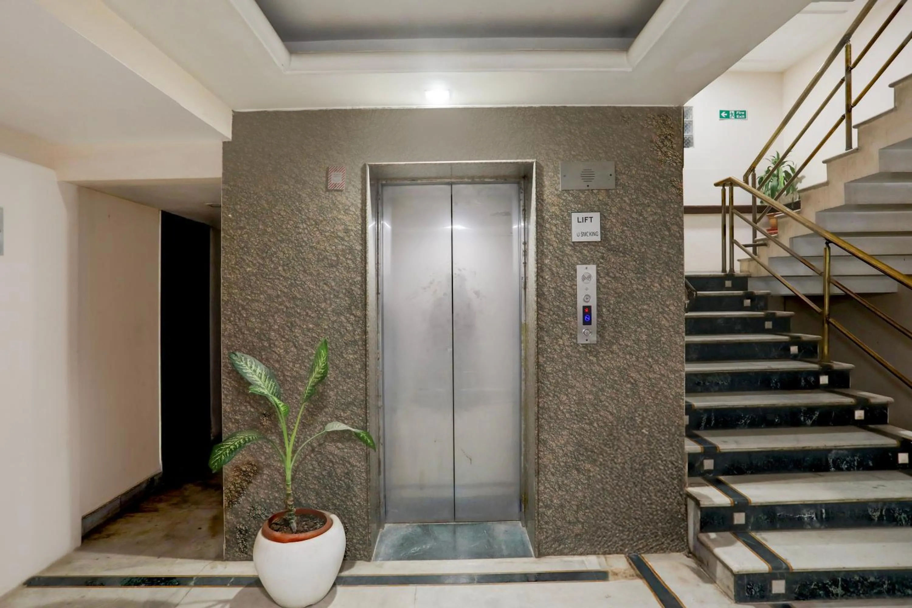 Lobby or reception in Super Townhouse Padav Square Gwalior Formerly Hotel Shelter