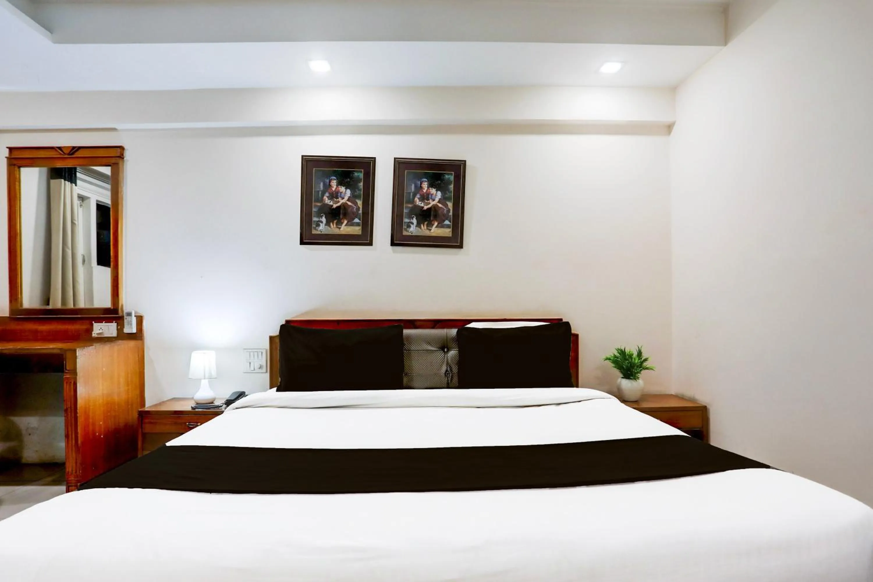 Bedroom, Bed in Super Townhouse Padav Square Gwalior Formerly Hotel Shelter