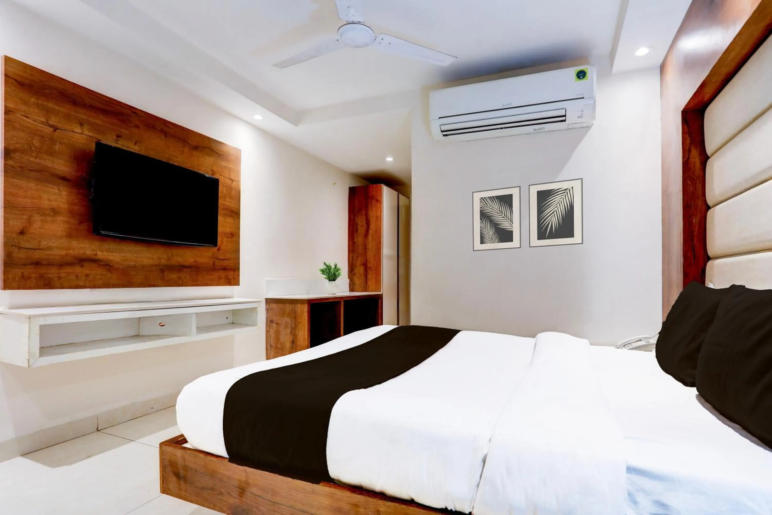 Bedroom, Bed in Super Townhouse Padav Square Gwalior Formerly Hotel Shelter