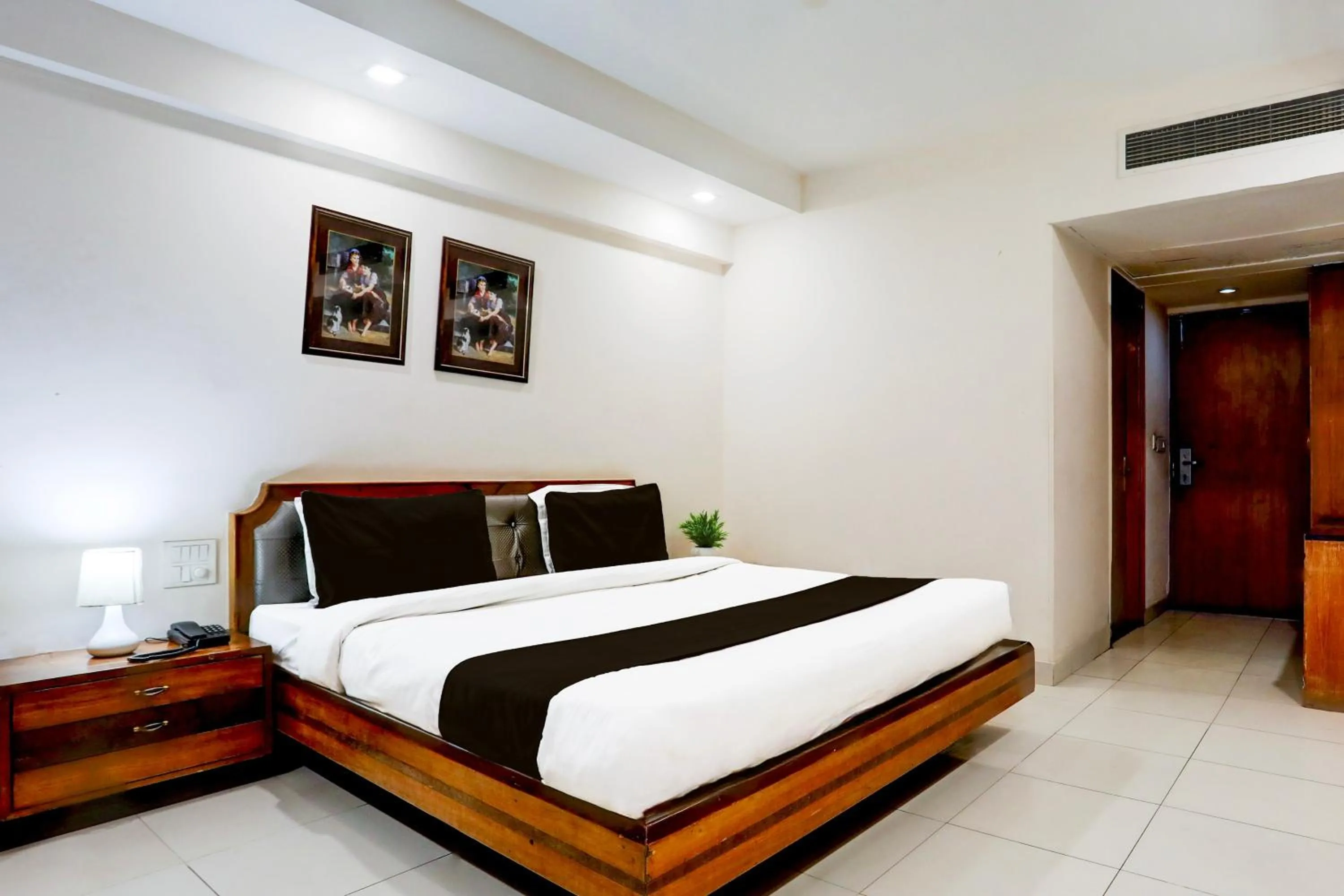 Bedroom, Bed in Super Townhouse Padav Square Gwalior Formerly Hotel Shelter