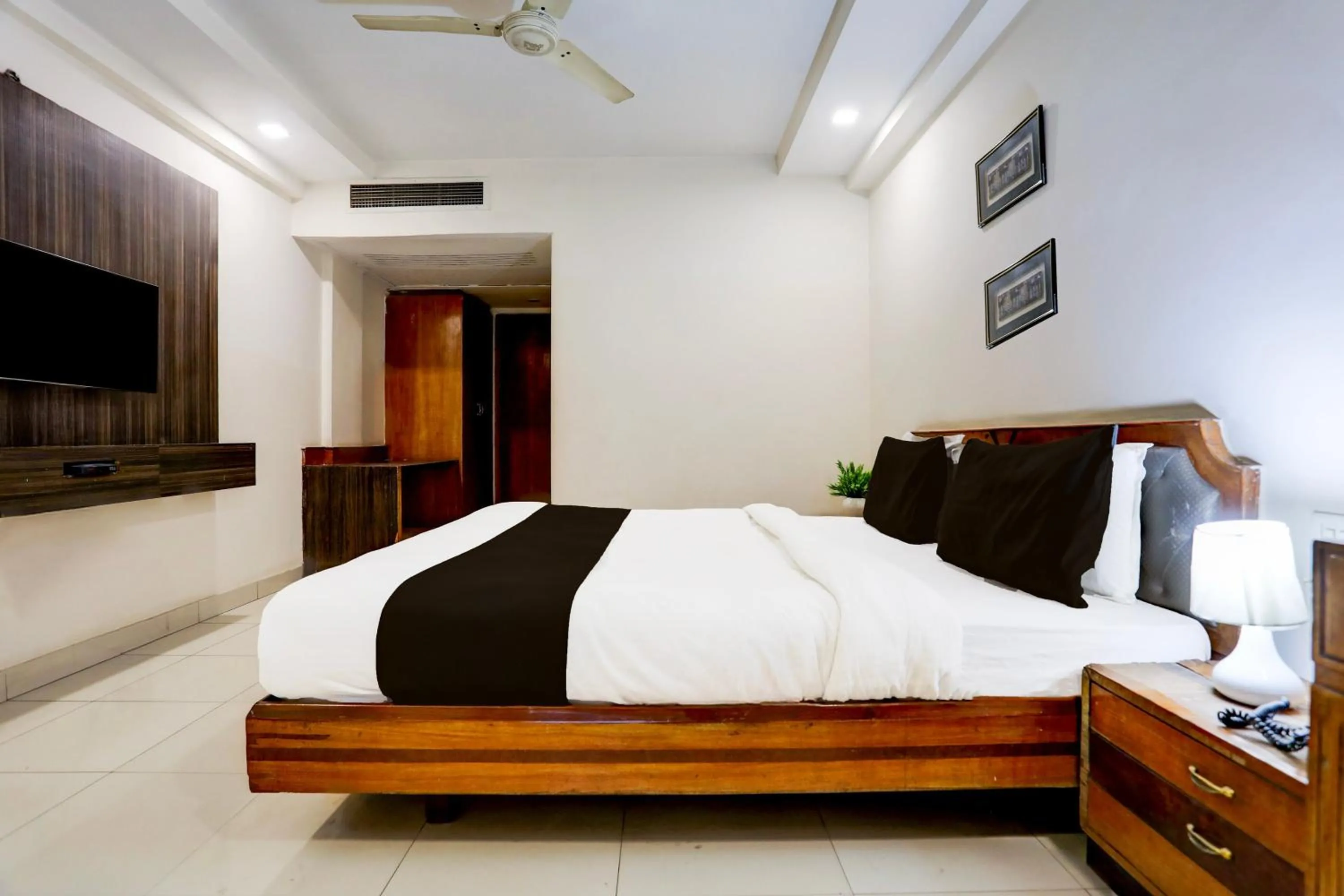 Bedroom, Bed in Super Townhouse Padav Square Gwalior Formerly Hotel Shelter
