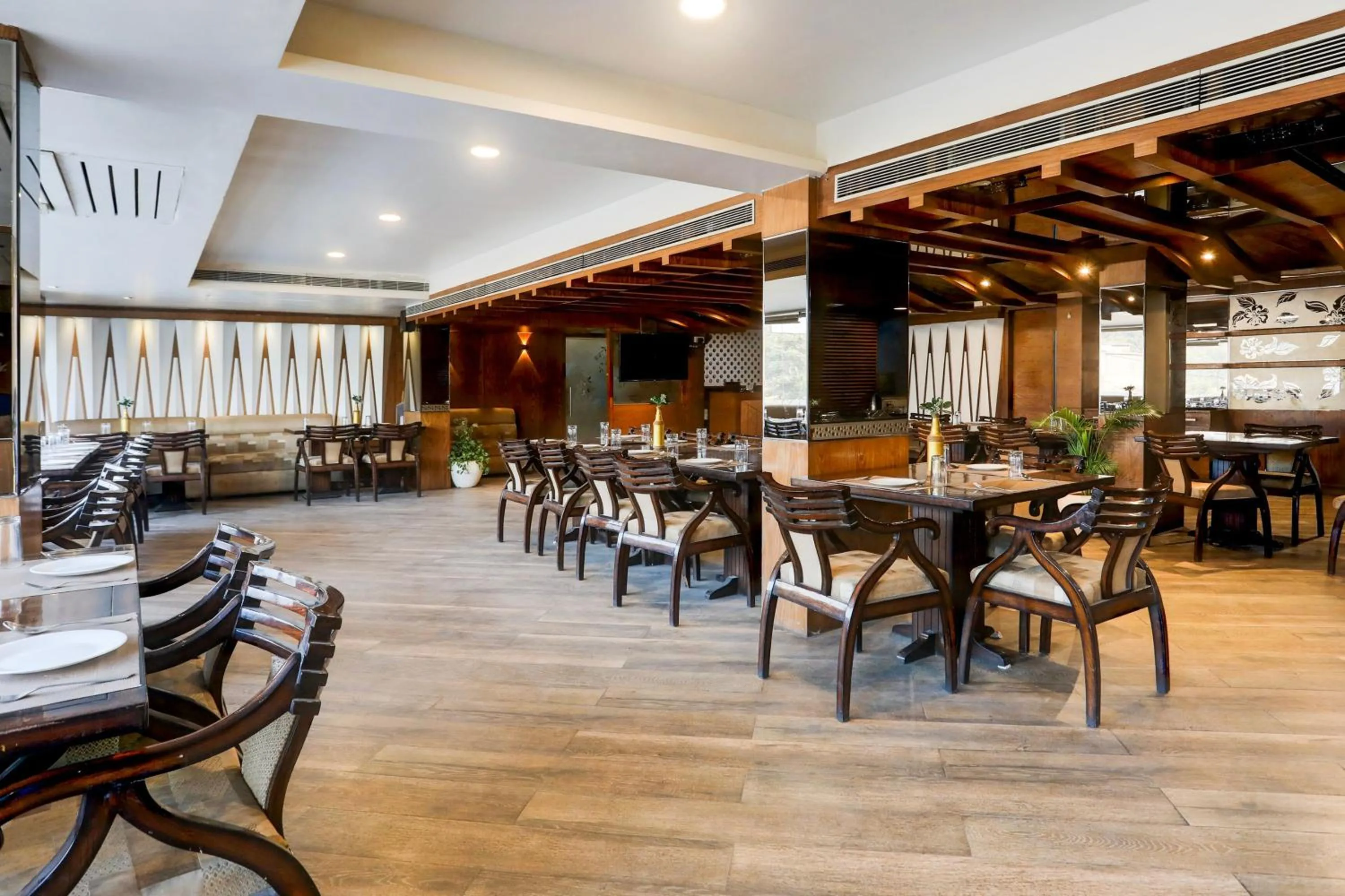 Restaurant/places to eat in Super Townhouse Padav Square Gwalior Formerly Hotel Shelter