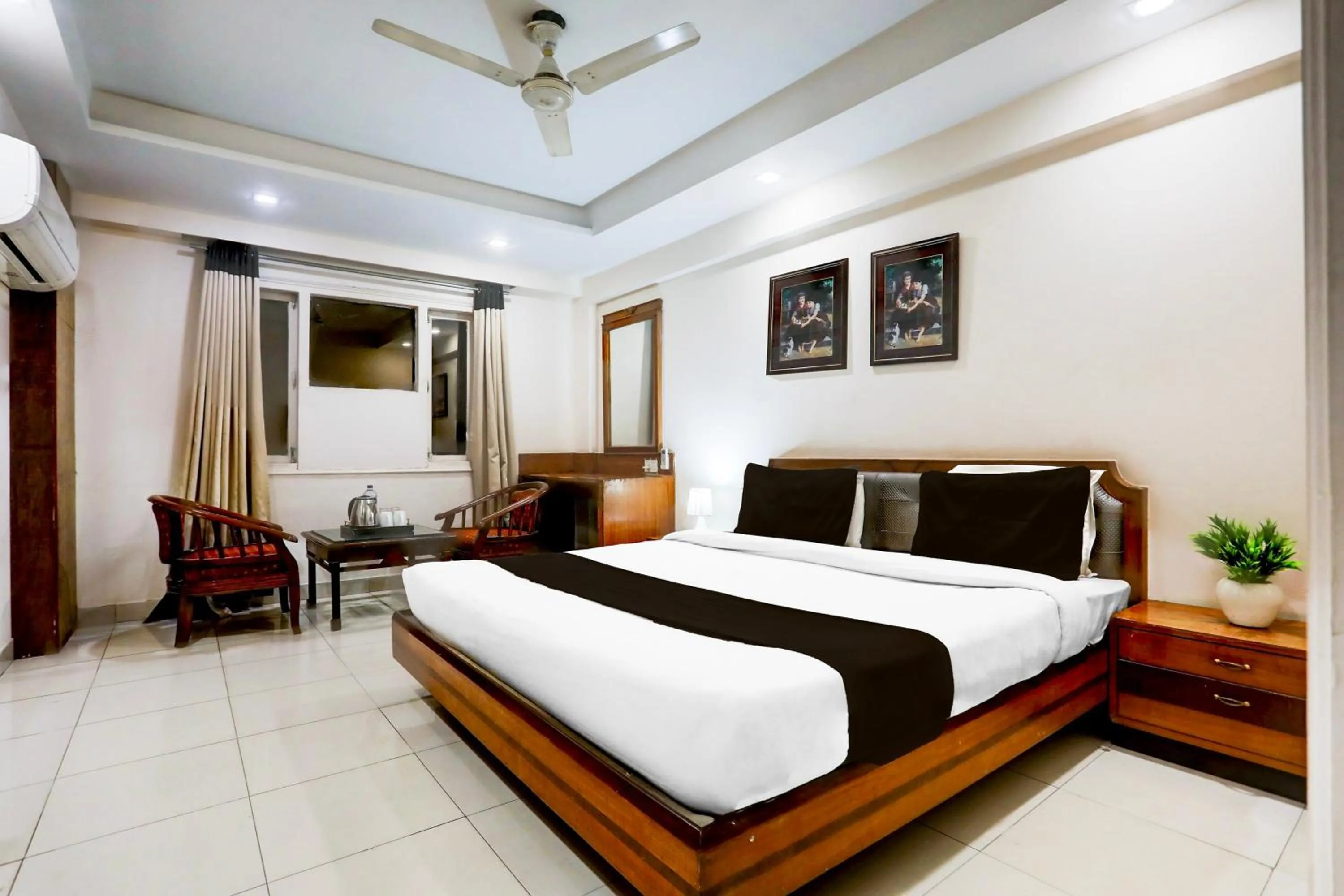 Bedroom, Bed in Super Townhouse Padav Square Gwalior Formerly Hotel Shelter