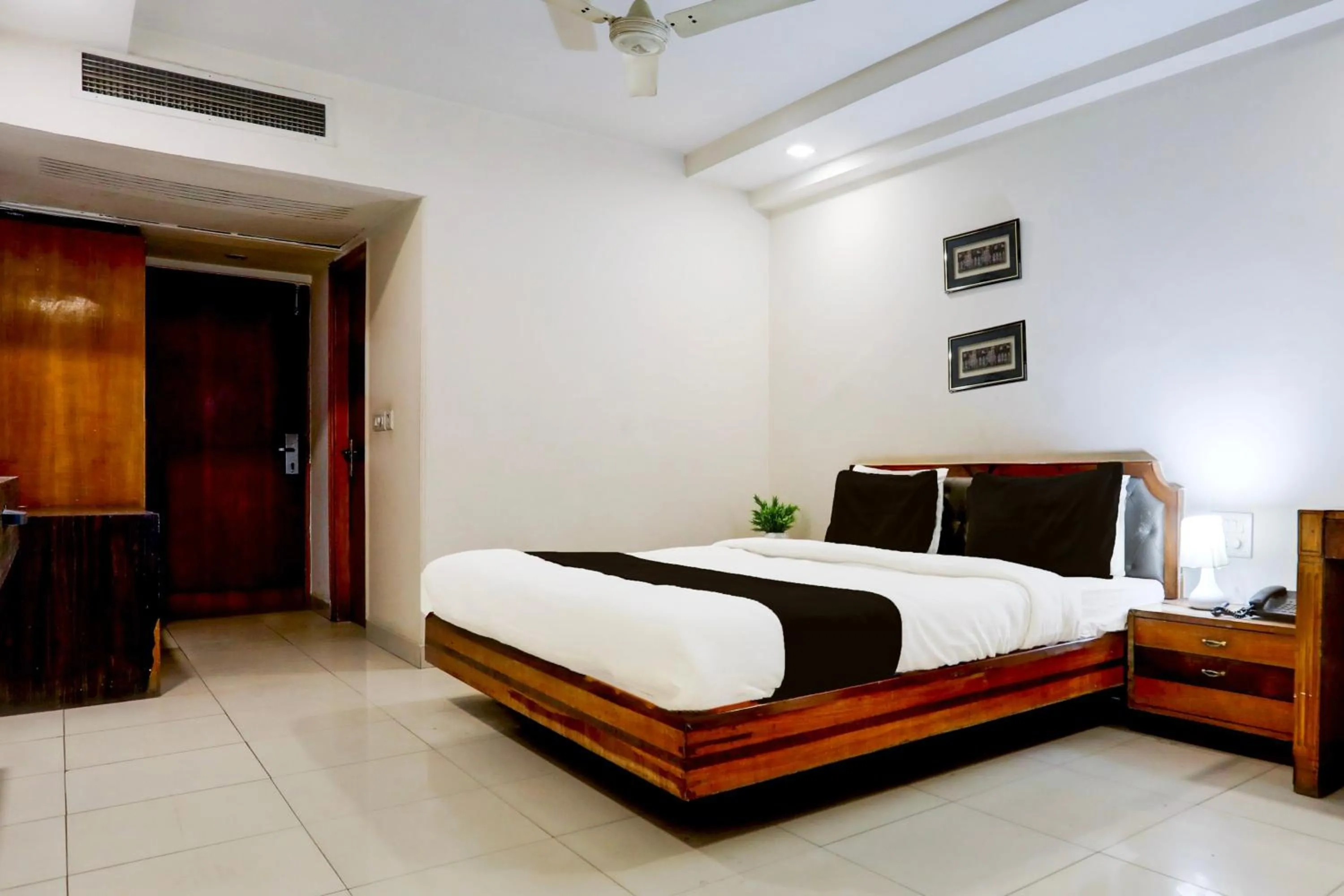Bedroom, Bed in Super Townhouse Padav Square Gwalior Formerly Hotel Shelter