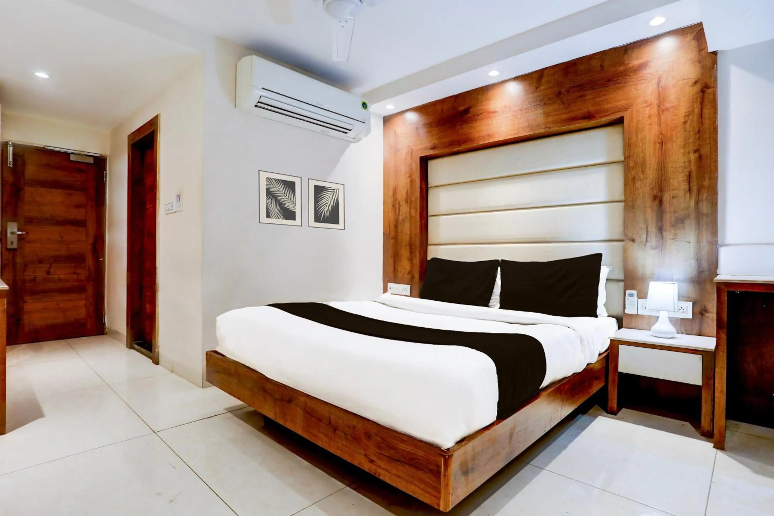 Bedroom, Bed in Super Townhouse Padav Square Gwalior Formerly Hotel Shelter