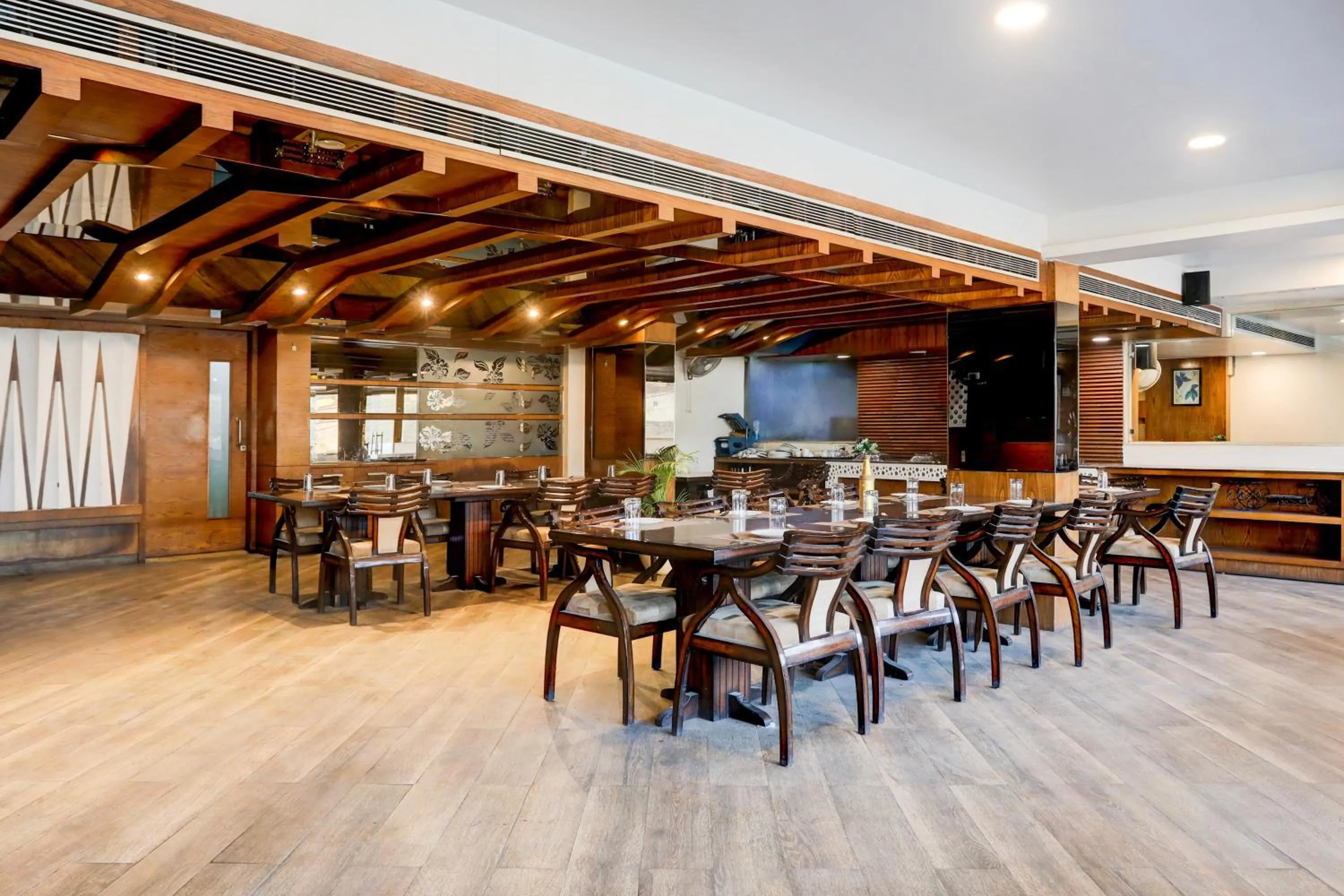 Restaurant/places to eat in Super Townhouse Padav Square Gwalior Formerly Hotel Shelter