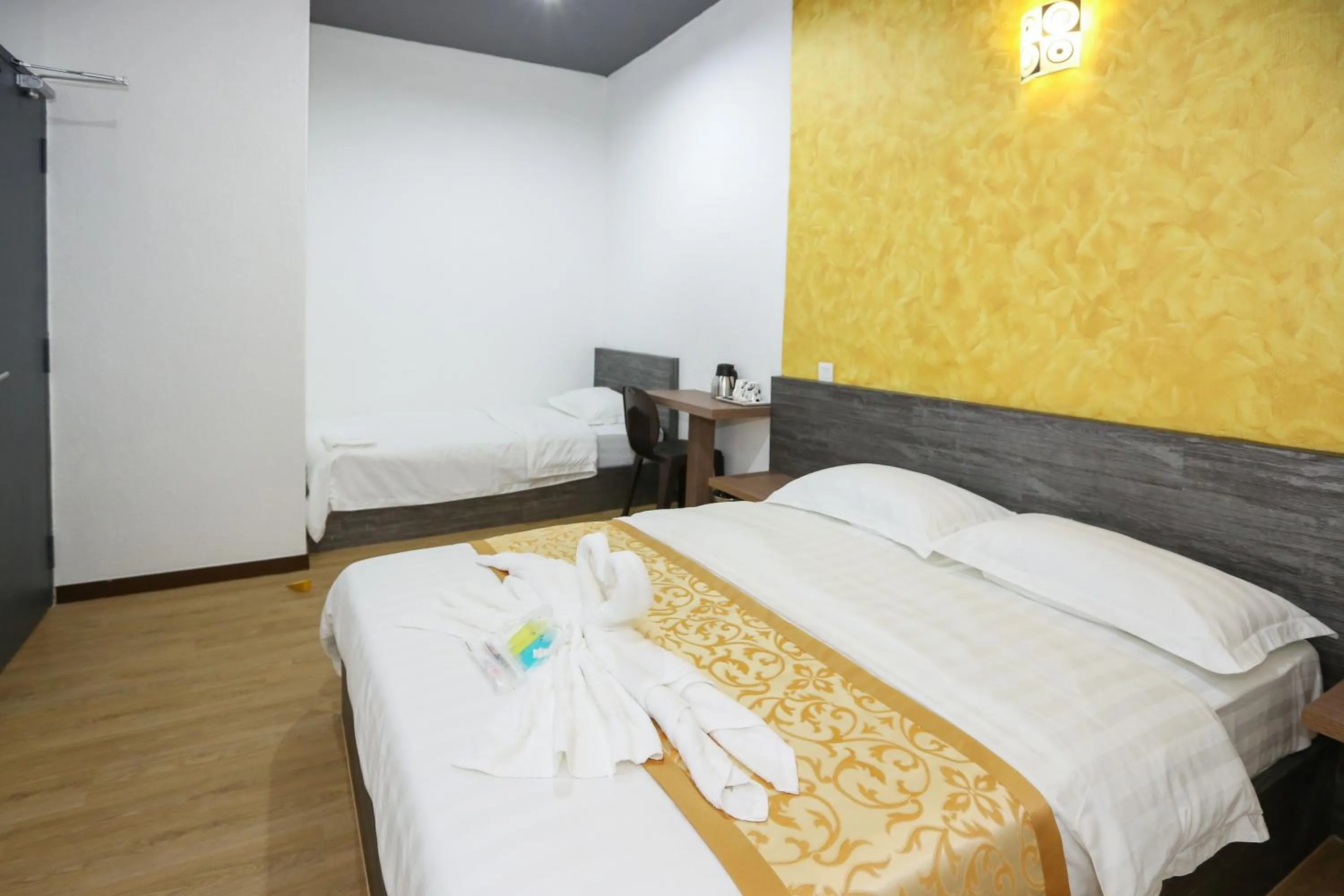 Bedroom, Bed in New Dawn Hotel Pontian Sdn Bhd