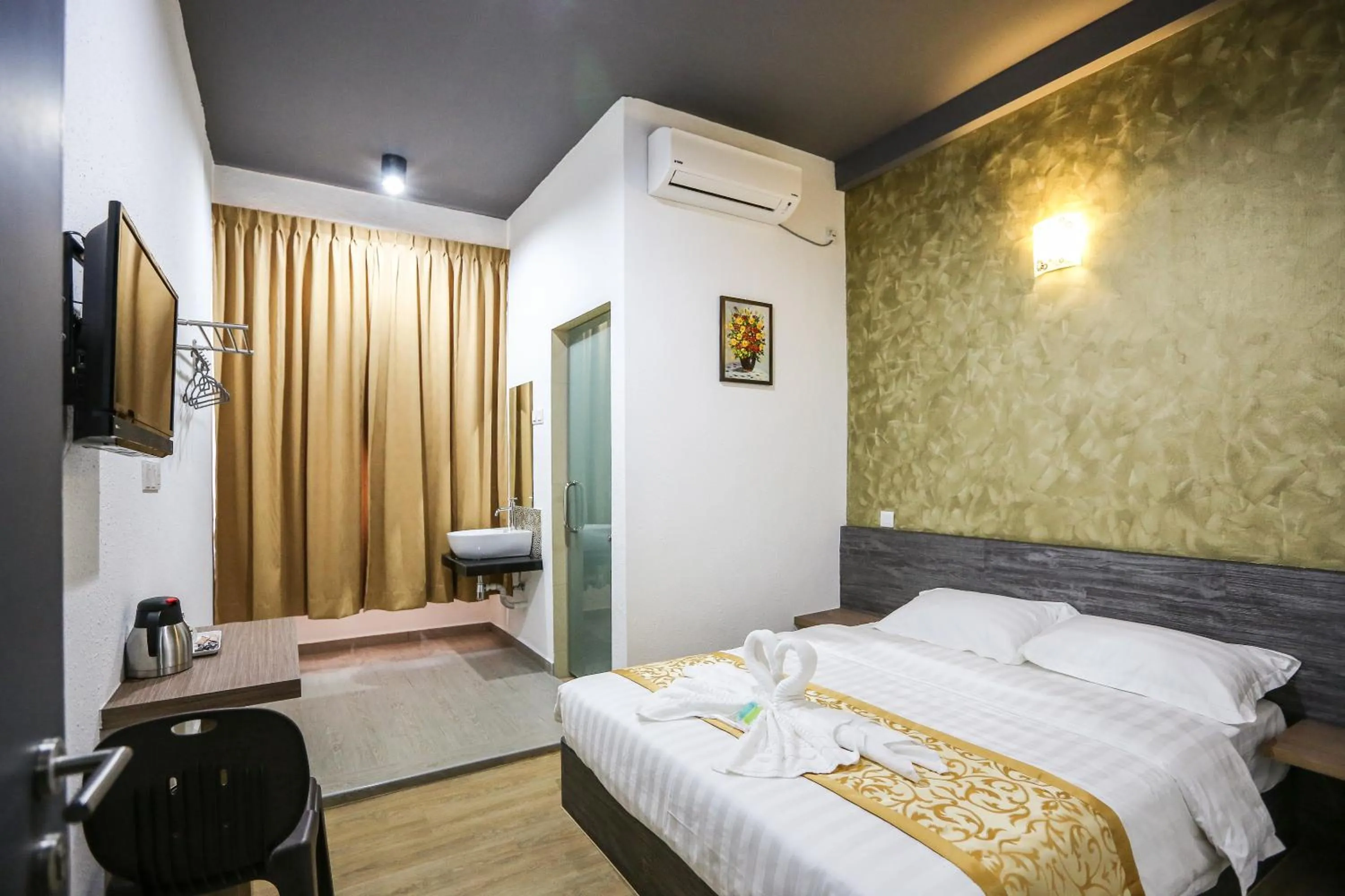Bedroom, Bed in New Dawn Hotel Pontian Sdn Bhd