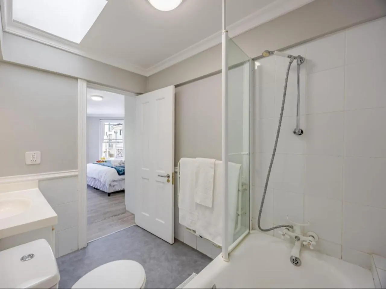 Bathroom, Bed in Craigrownie Luxury Guest House