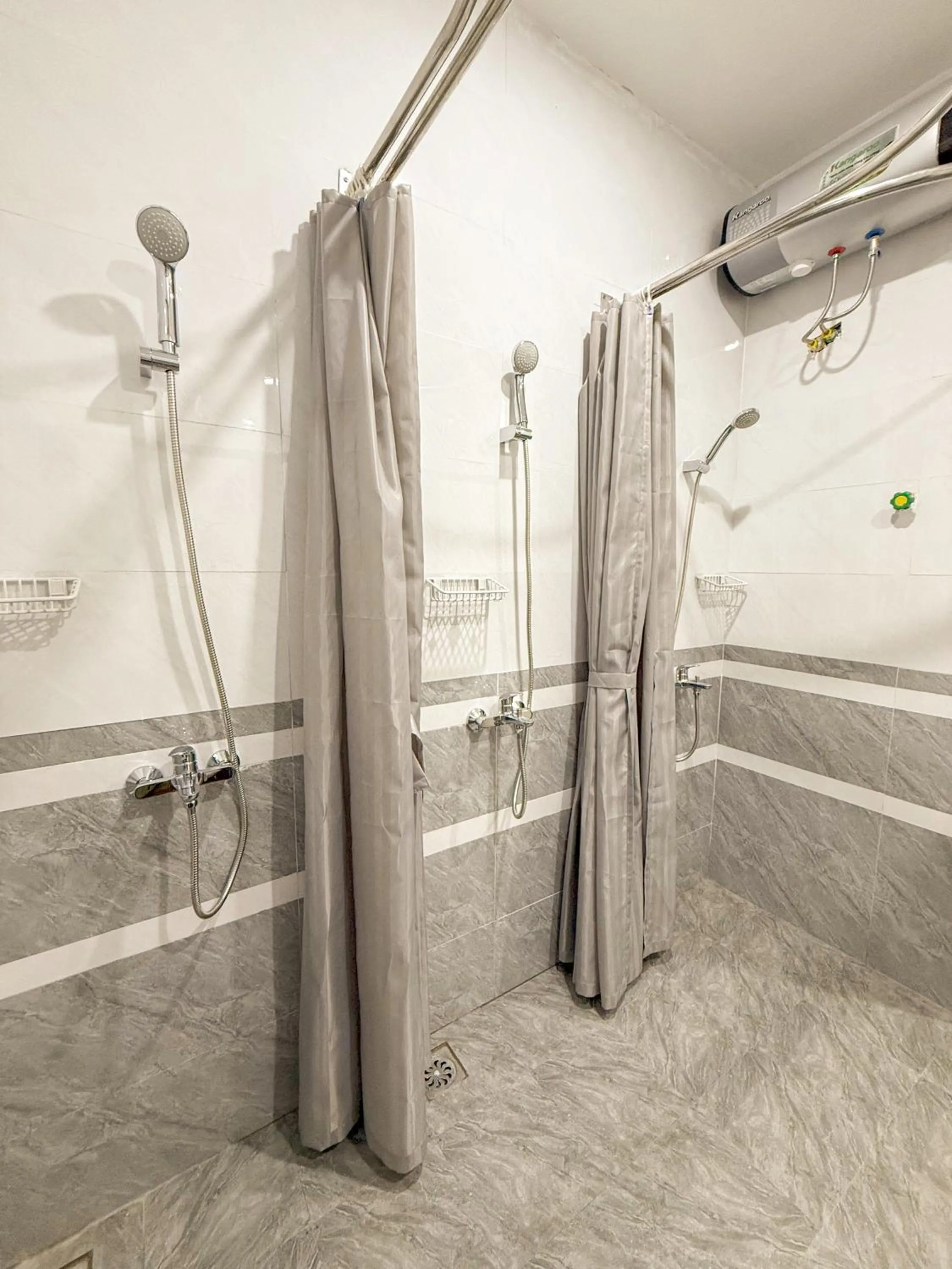 Shower in MiChoc Homestay - Hostel