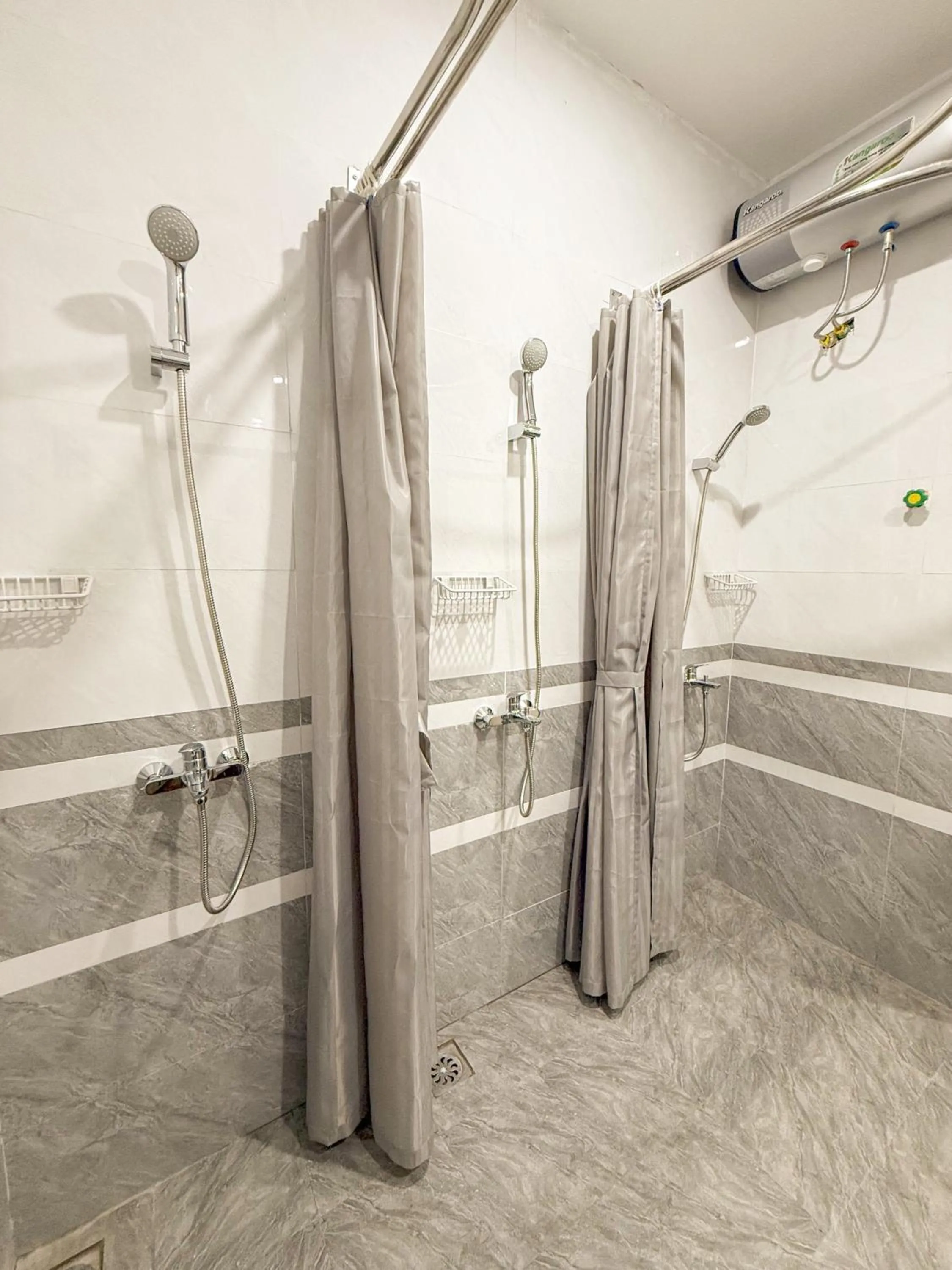 Shower in MiChoc Homestay - Hostel