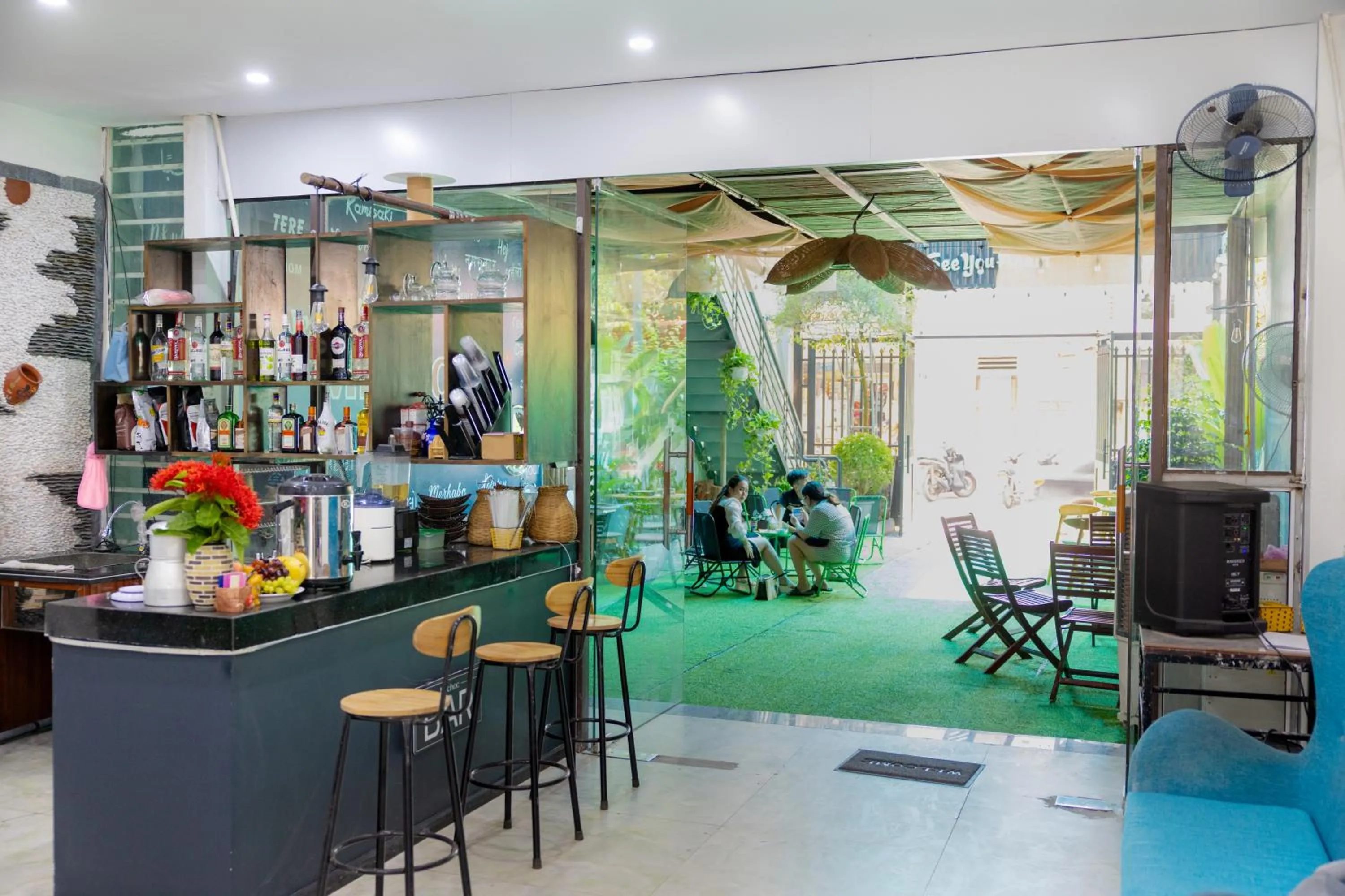 Communal lounge/ TV room in MiChoc Homestay - Hostel