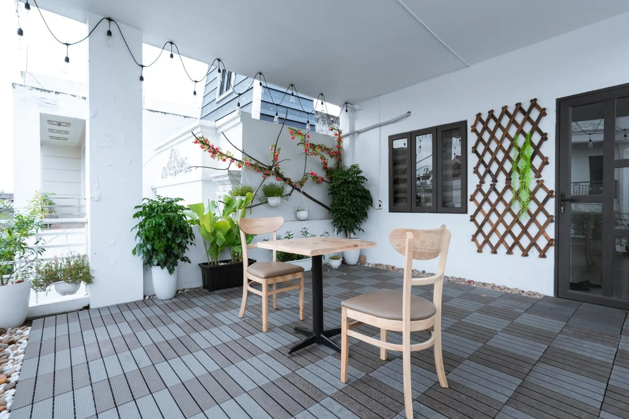 Patio in X-Stay Thư Trung