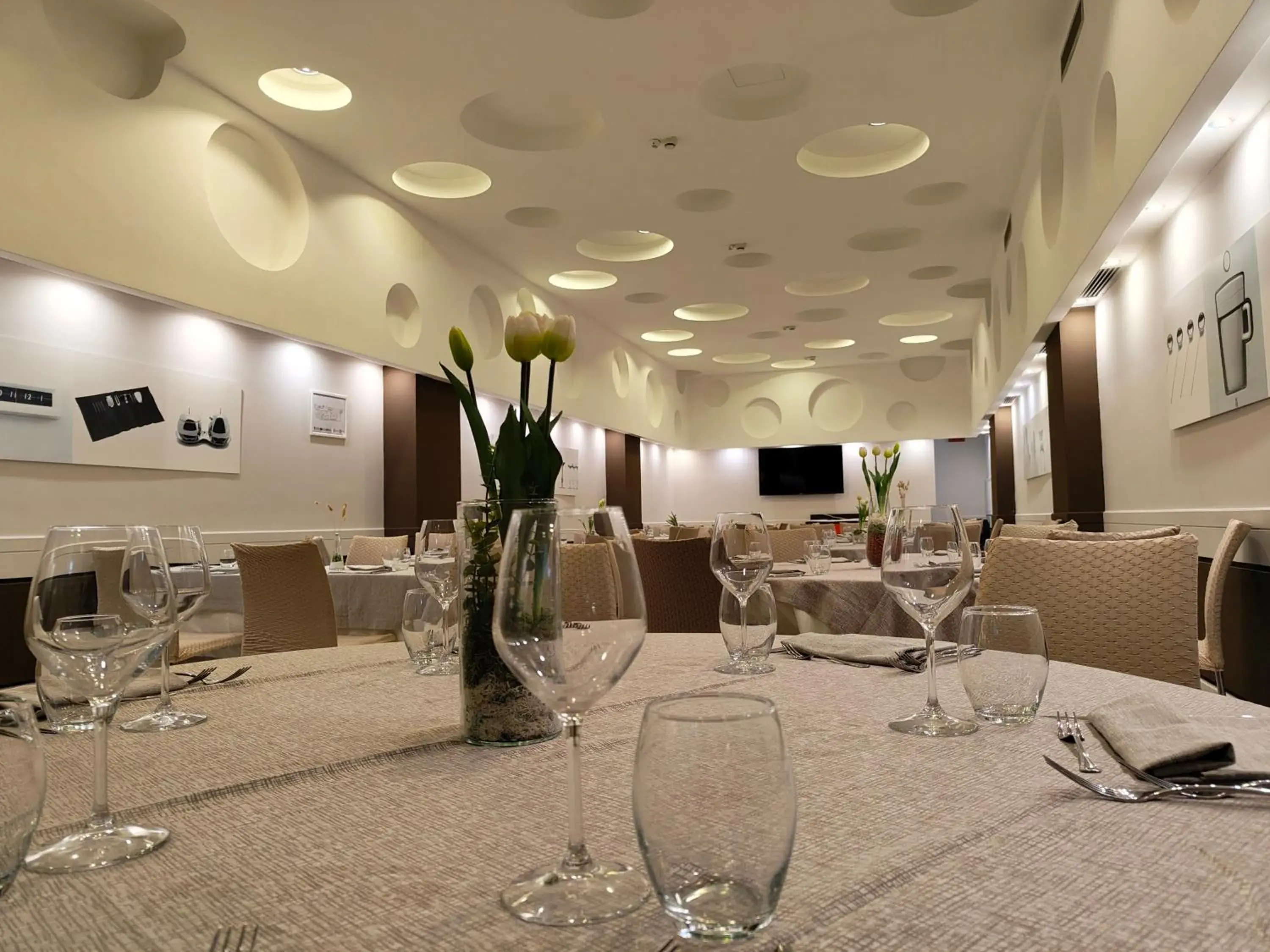 Restaurant/places to eat in Sunrise Hotel Restaurant/places to eat in Sunrise Hotel