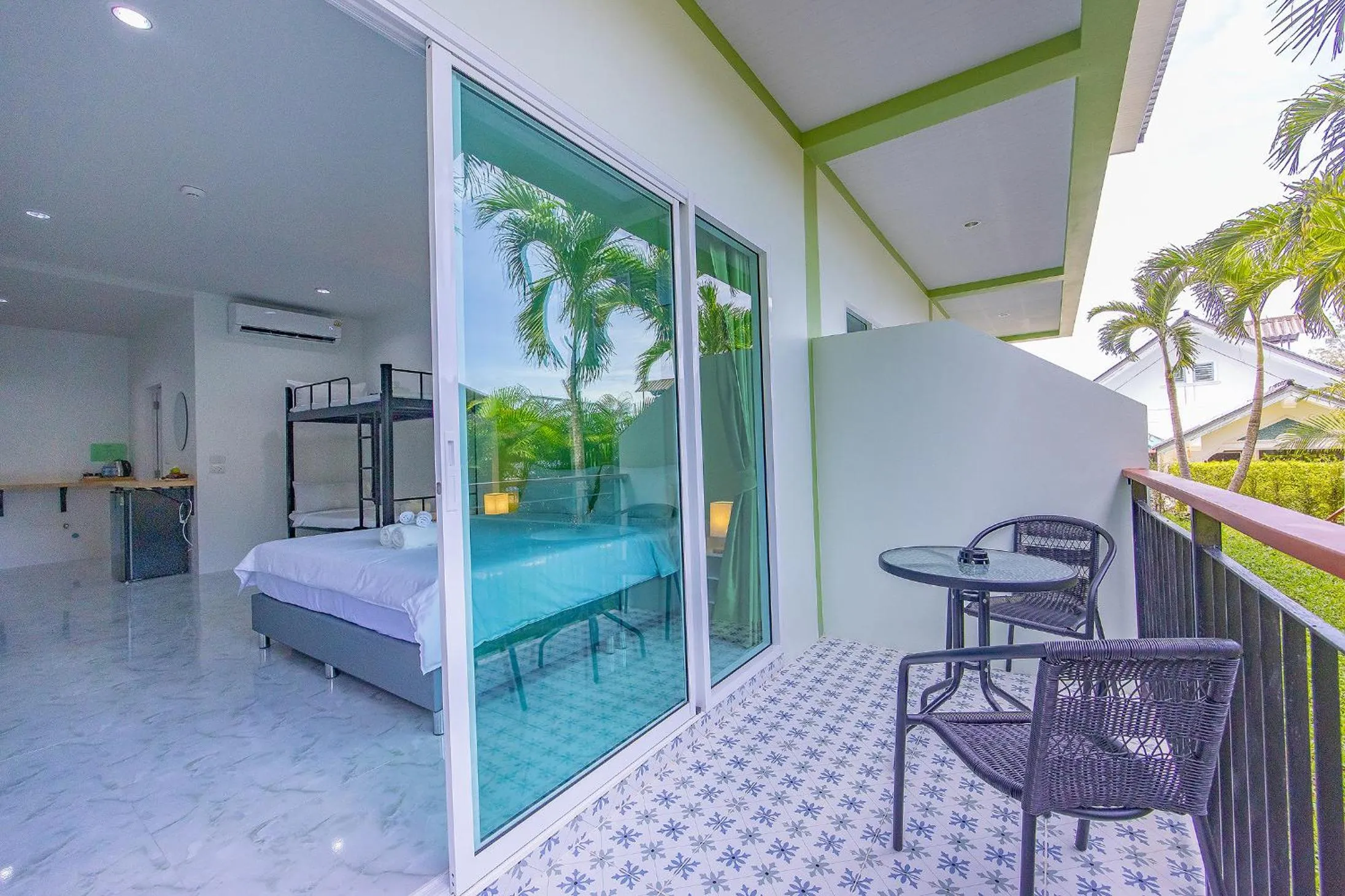 Balcony/Terrace, Bed in Karon Hotel at 22