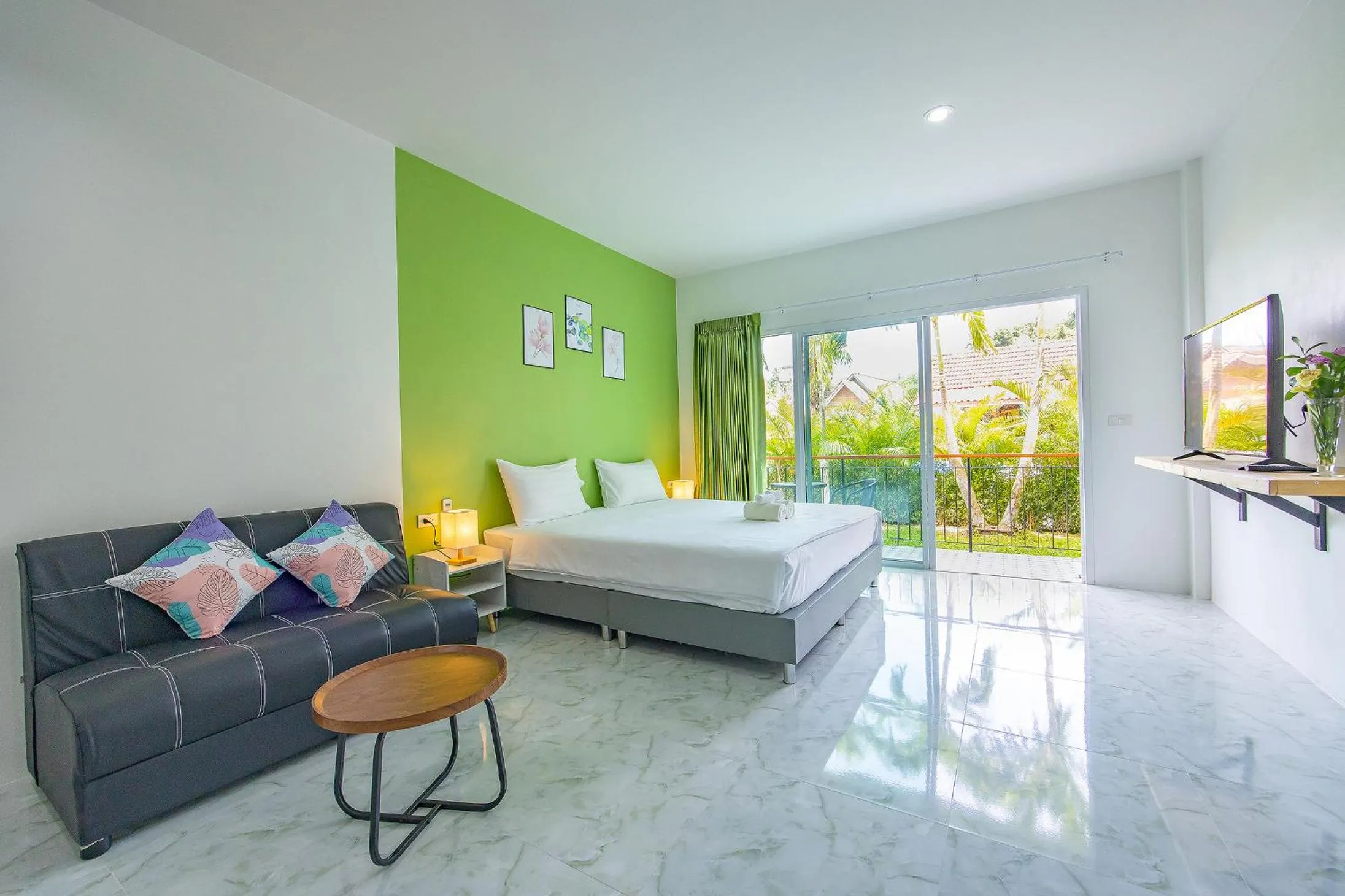 TV and multimedia, Bed in Karon Hotel at 22