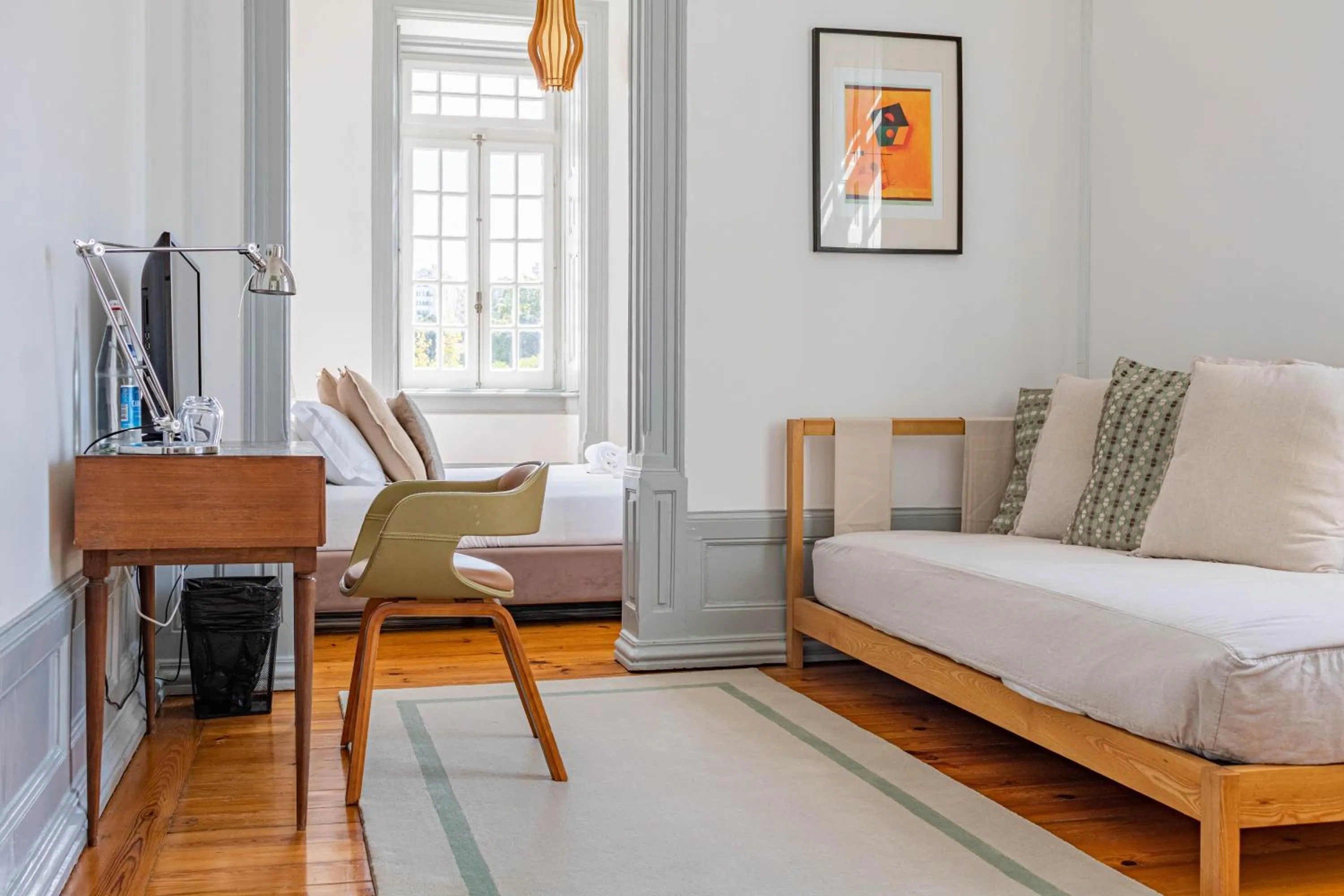 Photo of the whole room, Bed in The Luggage