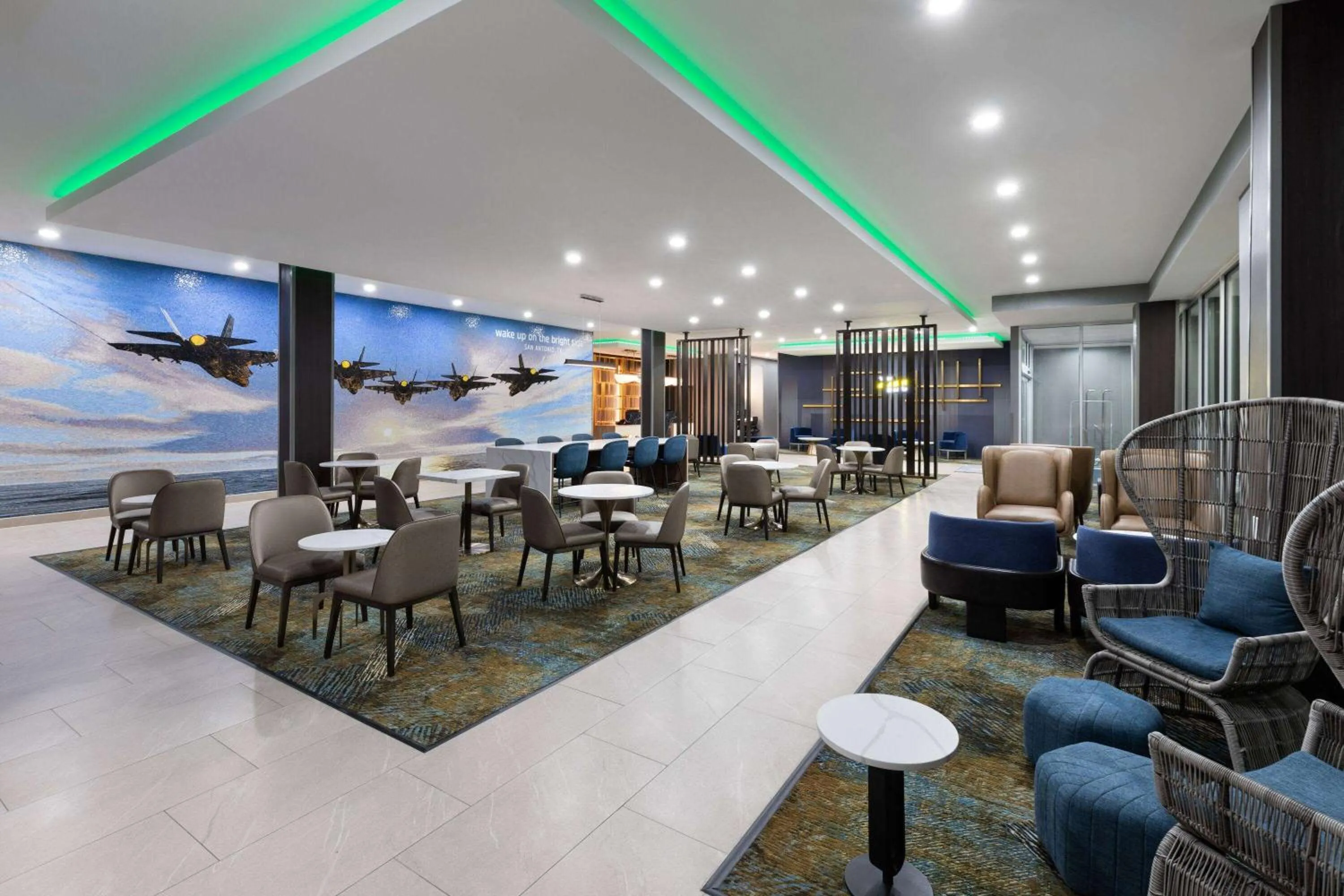 Communal lounge/ TV room in La Quinta Inn & Suites by Wyndham San Antonio at the RIM