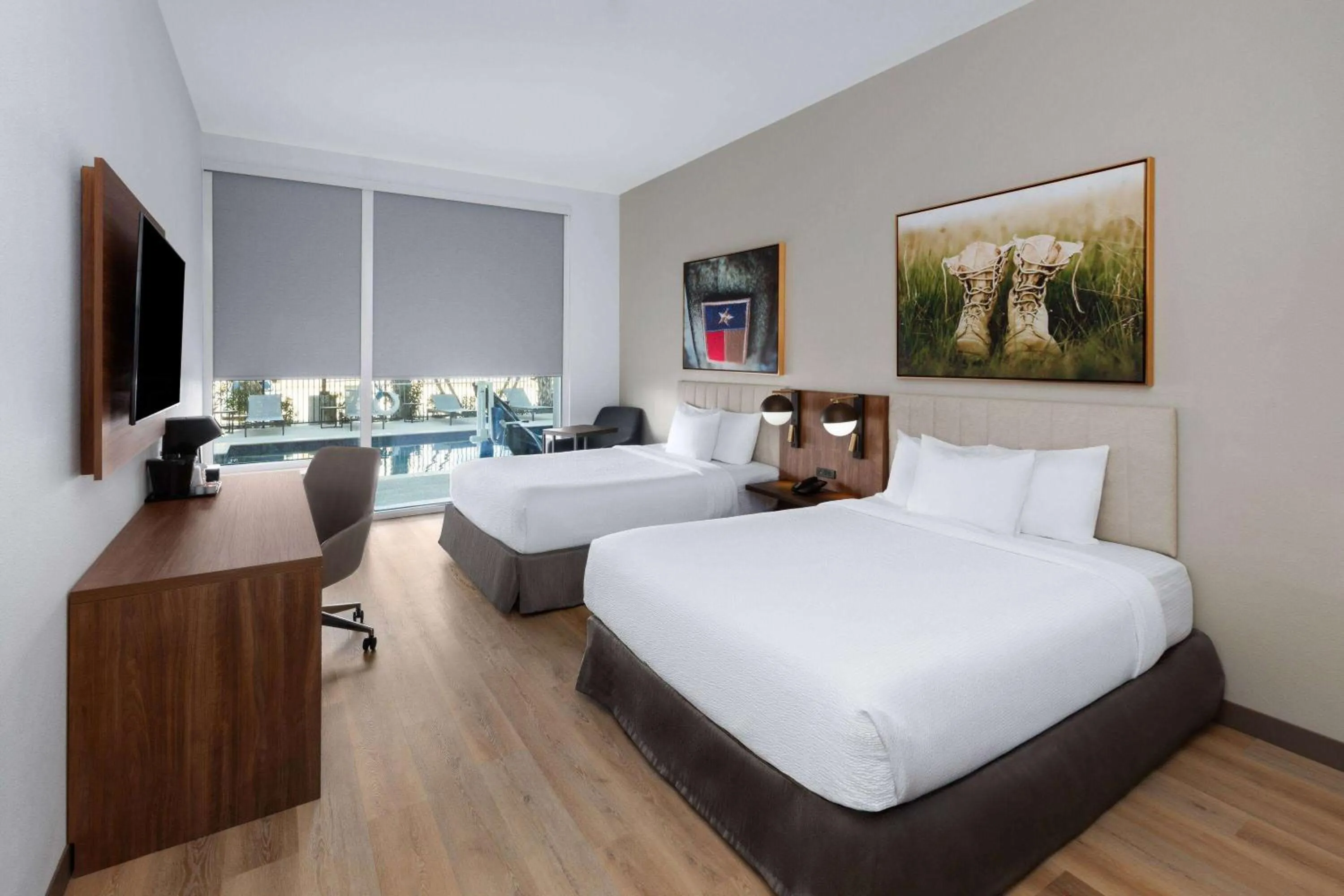 Photo of the whole room, Bed in La Quinta Inn & Suites by Wyndham San Antonio at the RIM