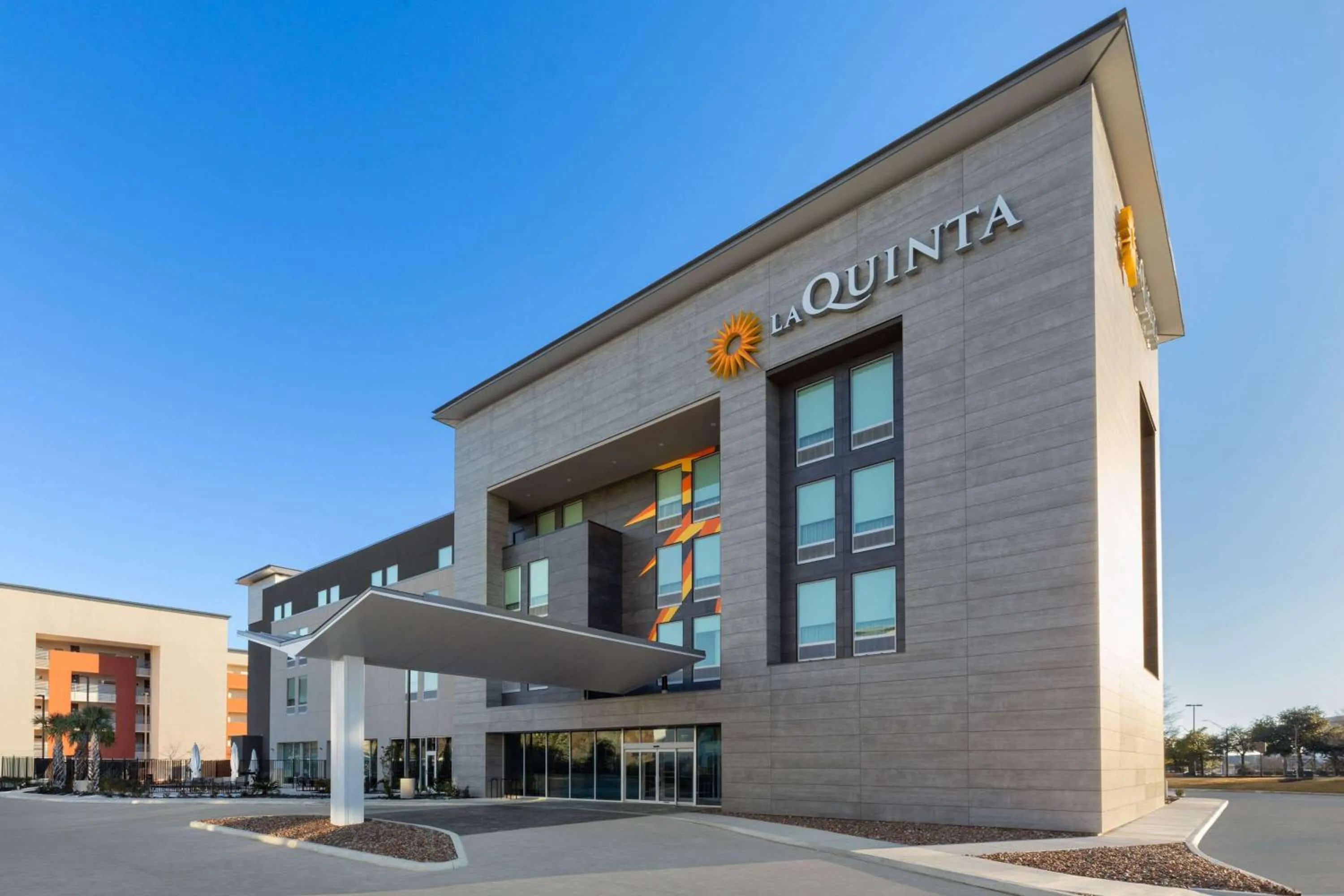 Property building in La Quinta Inn & Suites by Wyndham San Antonio at the RIM
