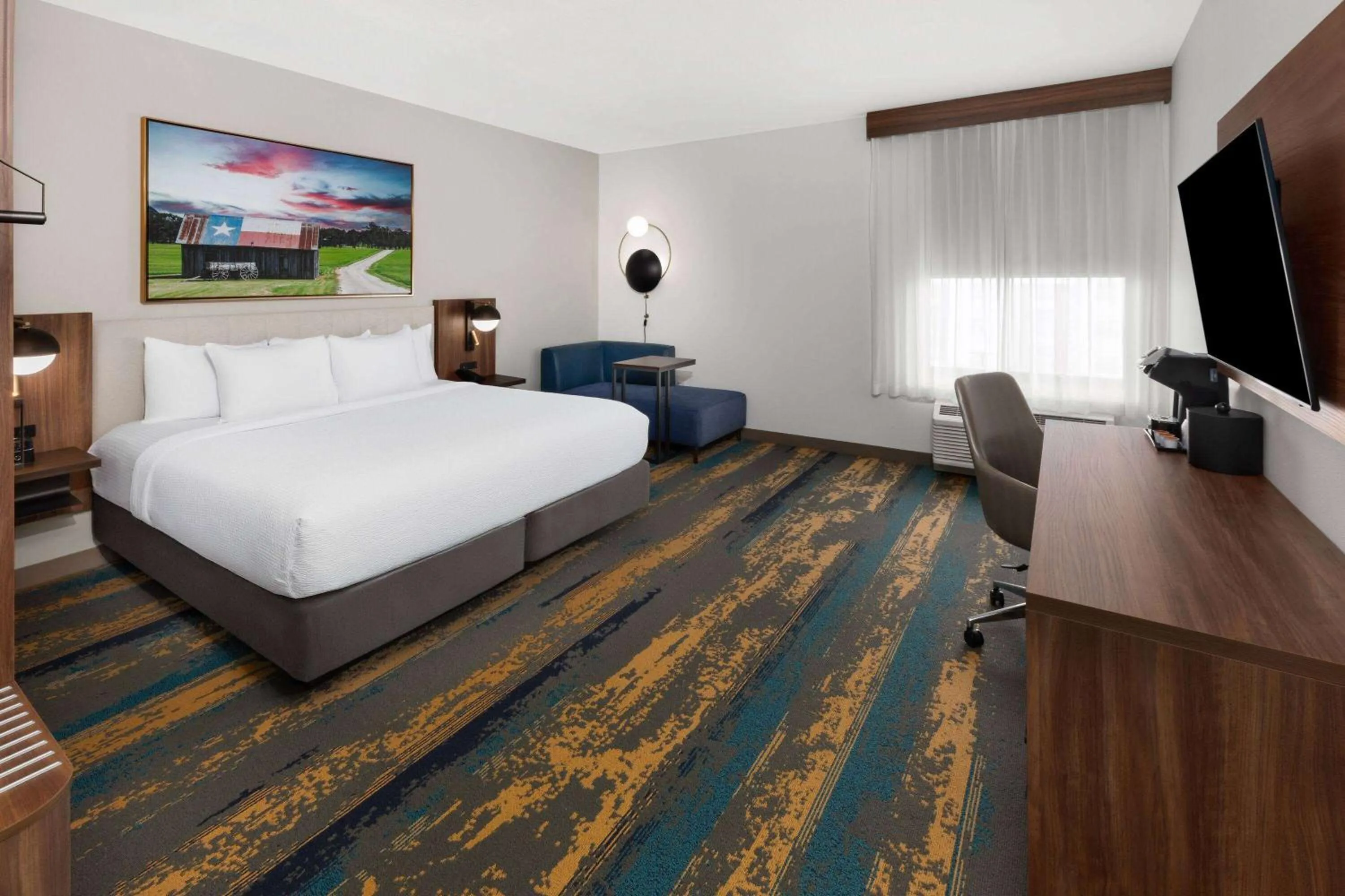 Photo of the whole room, Bed in La Quinta Inn & Suites by Wyndham San Antonio at the RIM