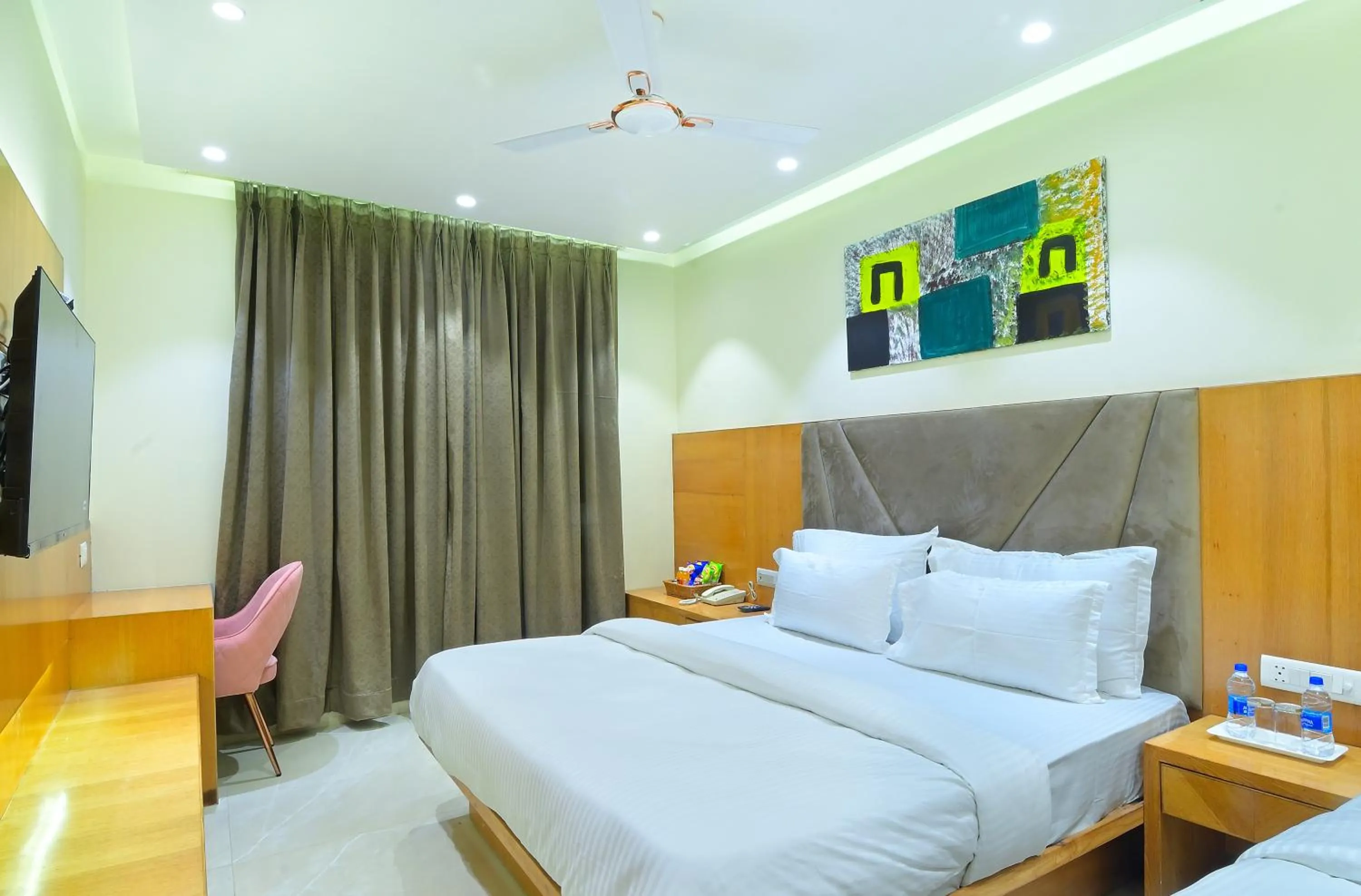 Photo of the whole room, Bed in HOTEL SHANDON-2 Mins From Connaught Place