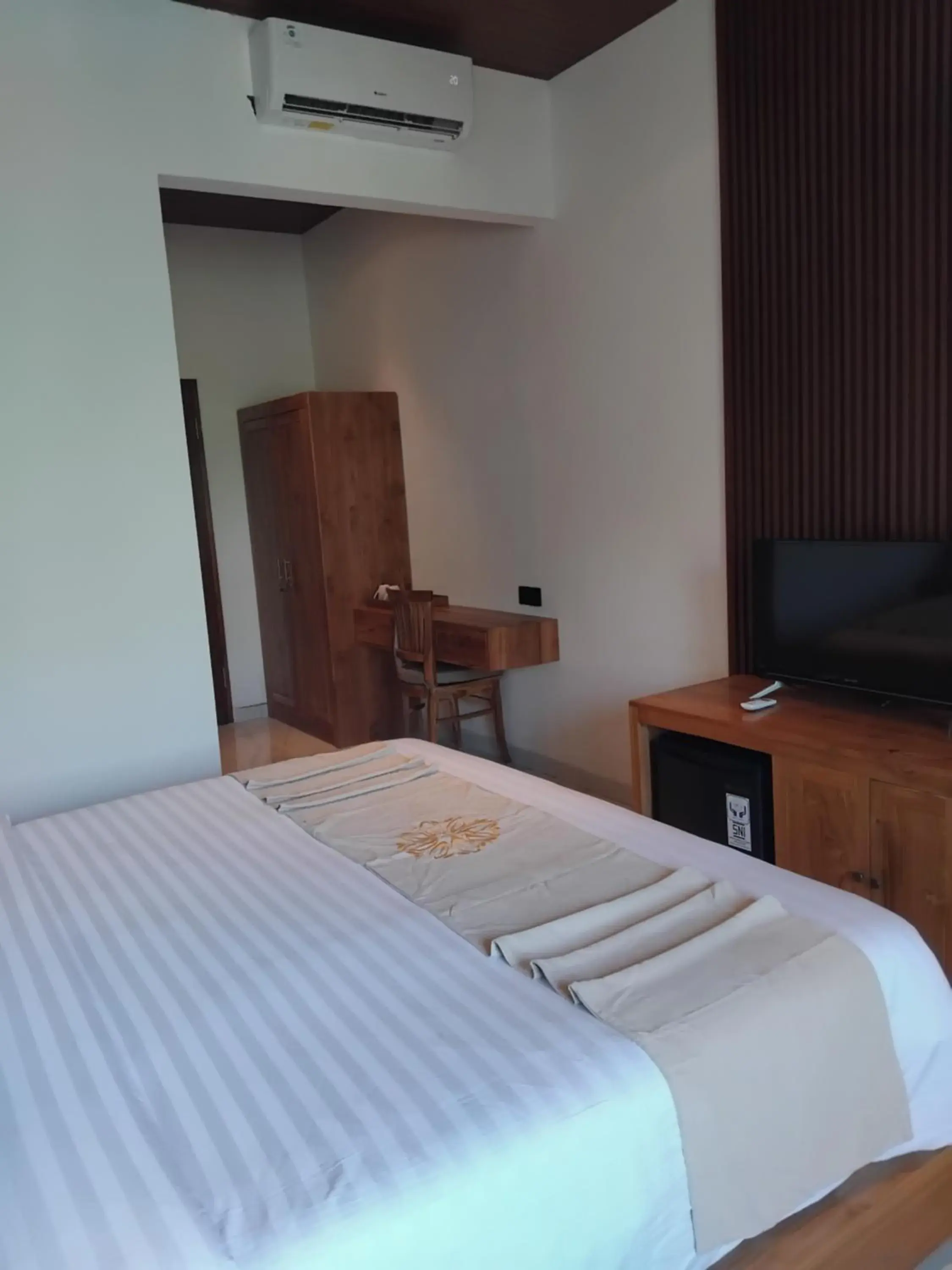 TV and multimedia, Bed in Sujiwa Ubud Hotel & Villa TV and multimedia, Bed in Sujiwa Ubud Hotel & Villa