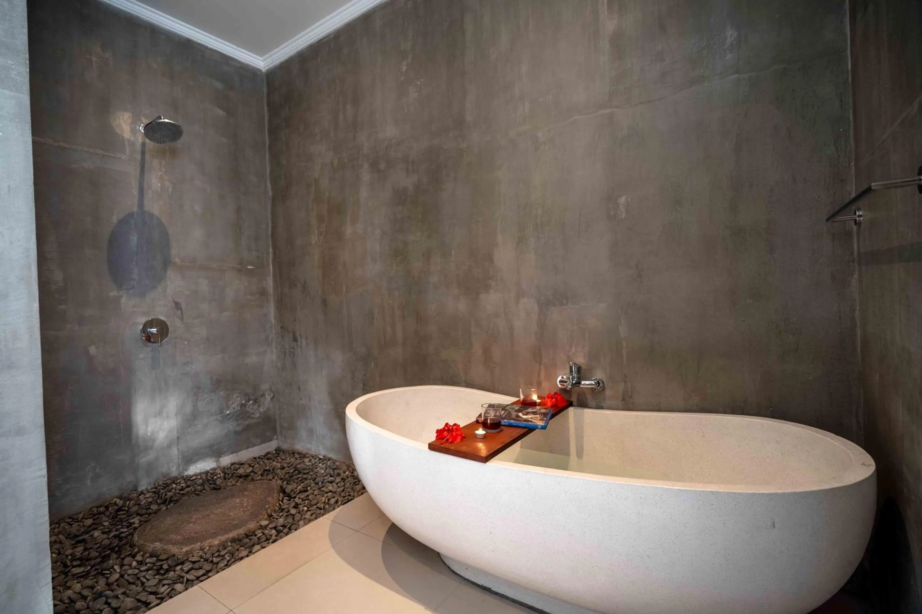 Shower in Suarsena Bisma Ubud